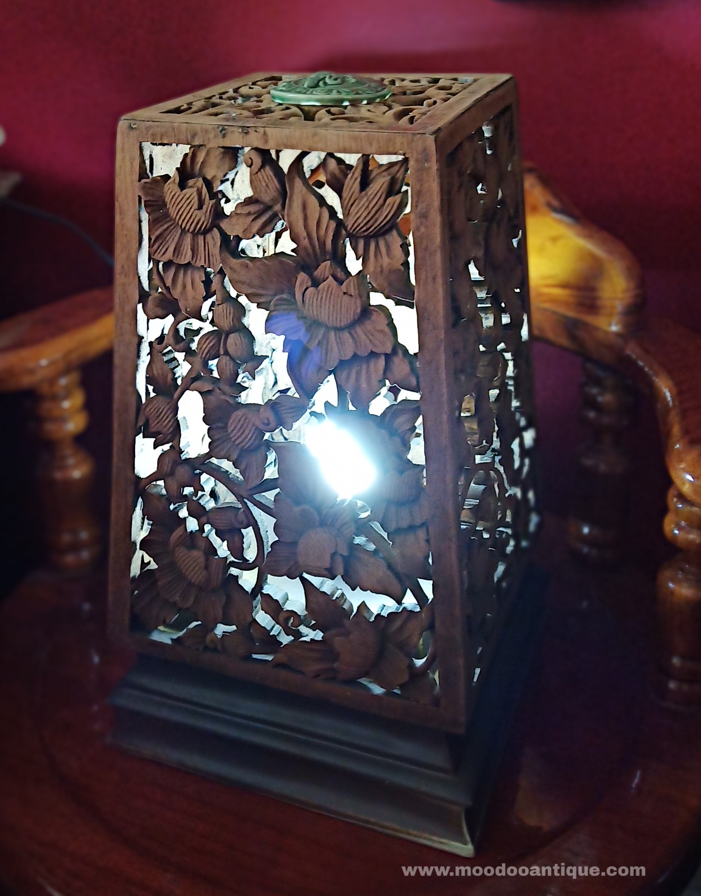 โคมไฟตั้งโต๊ะงานไม้แกะลายดอกพุตตาล