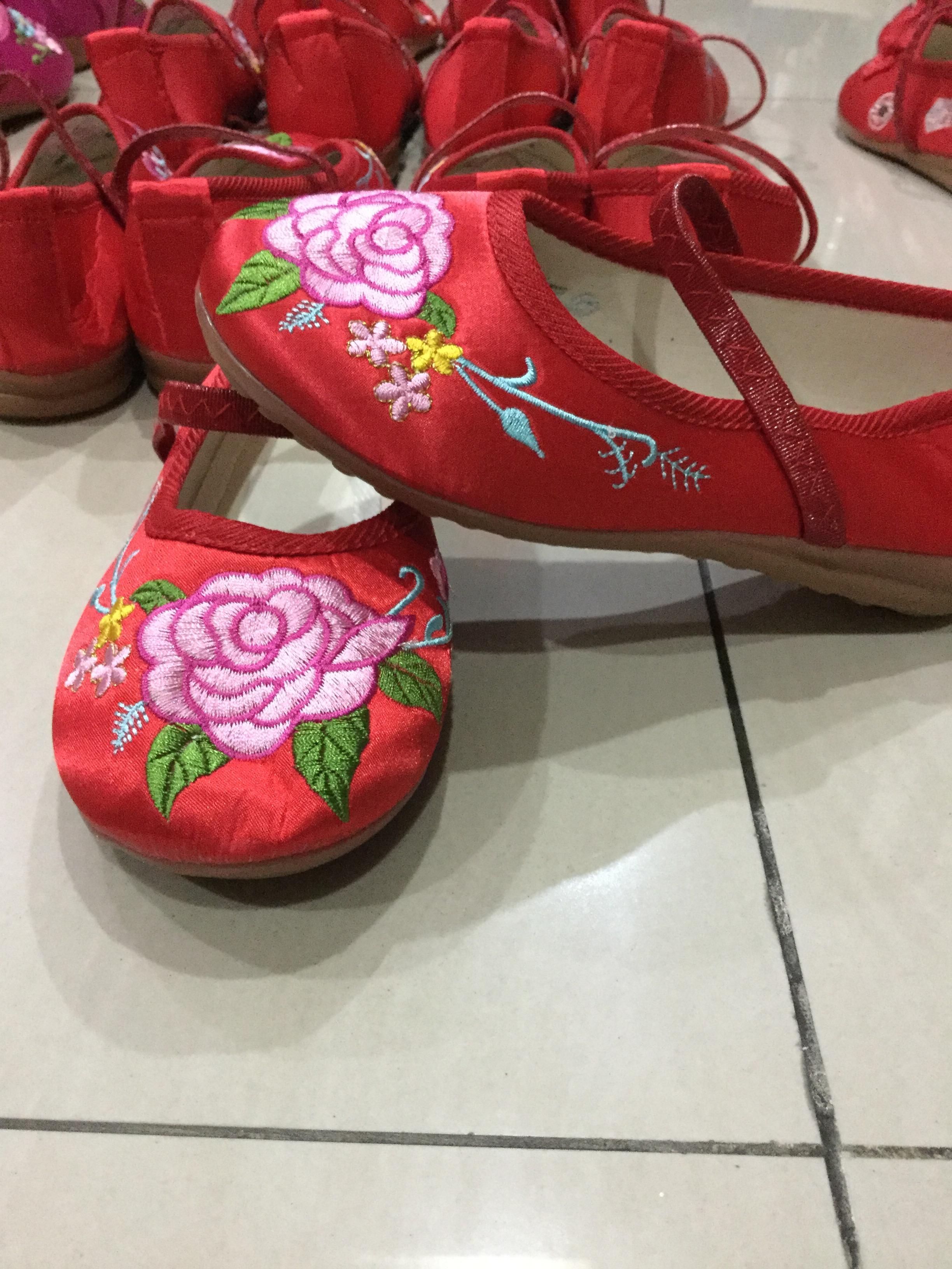 รองเท้า สไตล์จีน ของสาวน้อยสีแดง ใหญ่ พร้อมส่ง