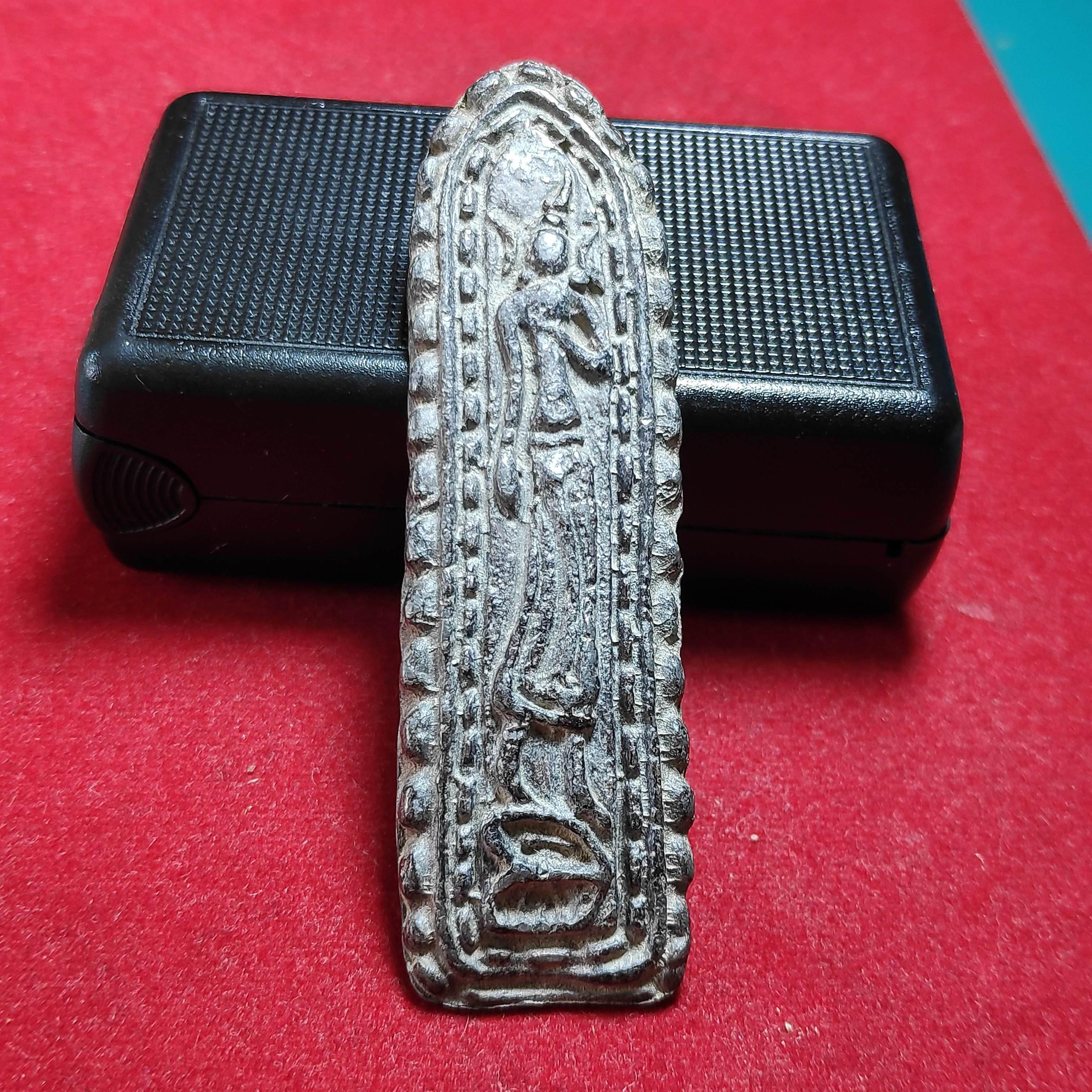 พระลีลาข้างเม็ดหลวงปู่บุญหลังยันต์วัดกลางบางเเก้วเนื้อตะกั่ว