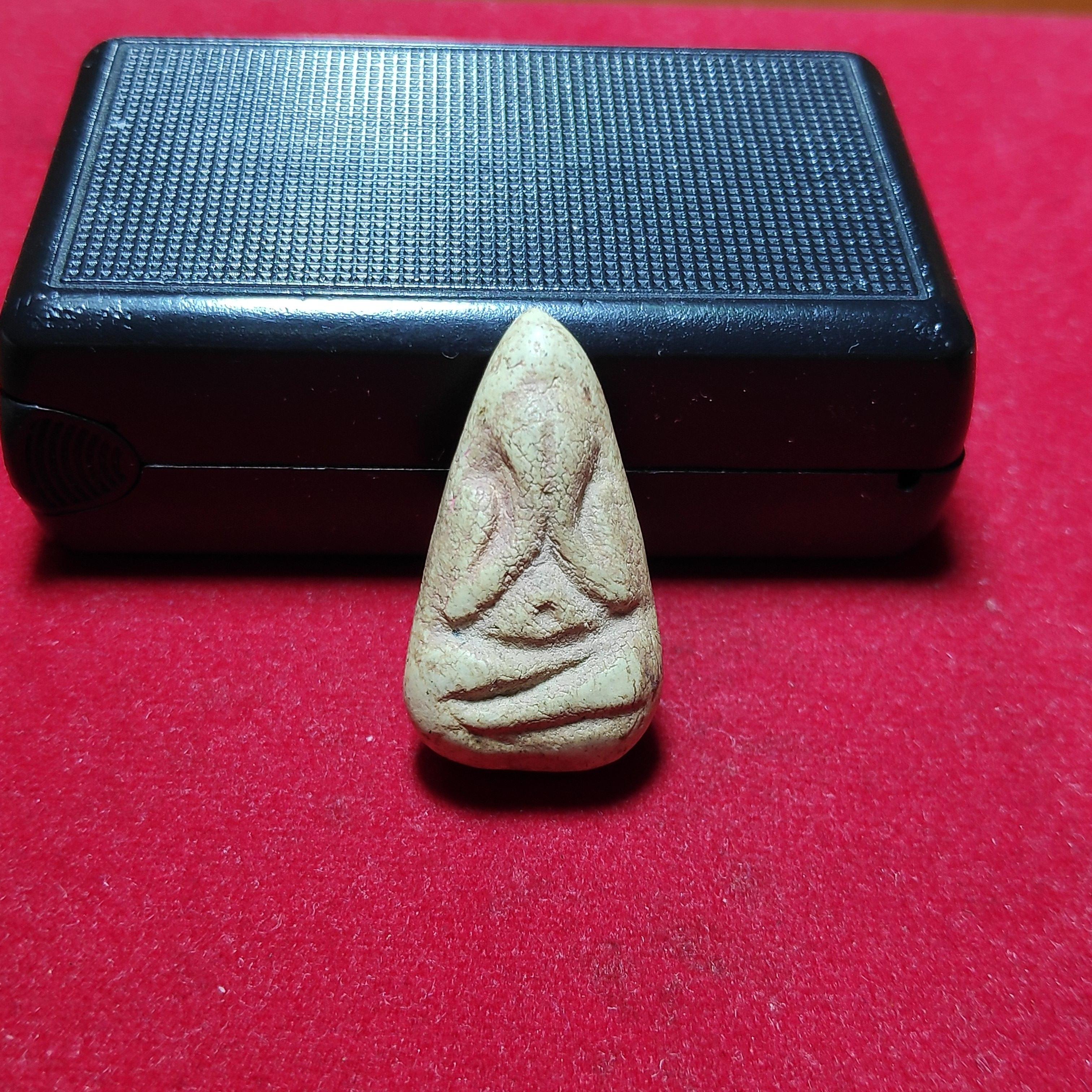 พระปิดตาบัวผุดหลวงปู่ทิมวัดละหารไร่หลังฝังตะกรุดเนื้อผงพุทธคุณ