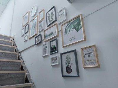 ชุดกรอบรูปติดผนังบันได Stairway18 (Fresh) กรอบรูปไม้ 17 ชิ้นพร้อมภาพตามแบบ + รูปแคนวาส 1 ชิ้น และวัสดุติดตั้ง