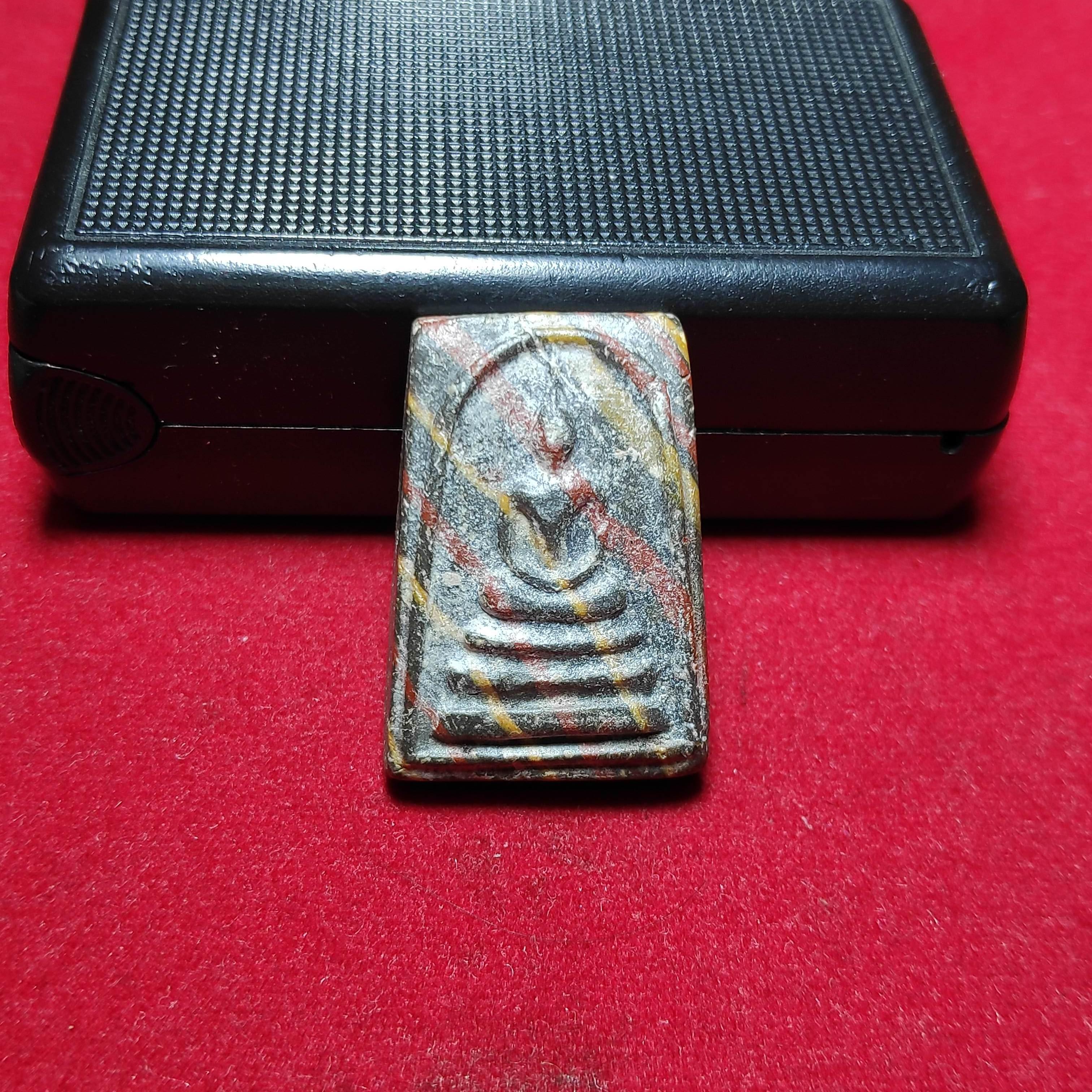 พระสมเด็จคะเเนนสายรุ้งหลวงพ่อกวยหลังยันต์ห้าเนื้อผงน้ำมัน