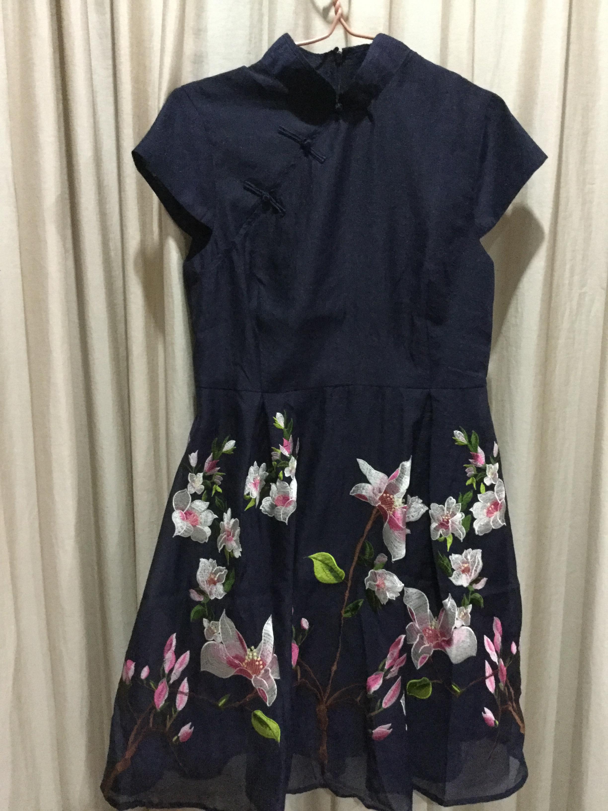 เดรสสีน้ำเงิน ลายปักดอกชมพู ผ้าโพลีเอสเตอร์ 100% รหัส UO 274 สินค้าพร้อมส่ง