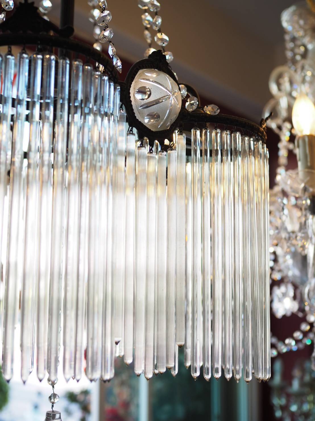 แชนเดอเรียฝรั่งเศส งานสมัยเก่าร้อยด้วยแท่งแก้วยาวกับคริสตัลและหินอาเกต (Agate) คริสตัลฝรั่งเศส