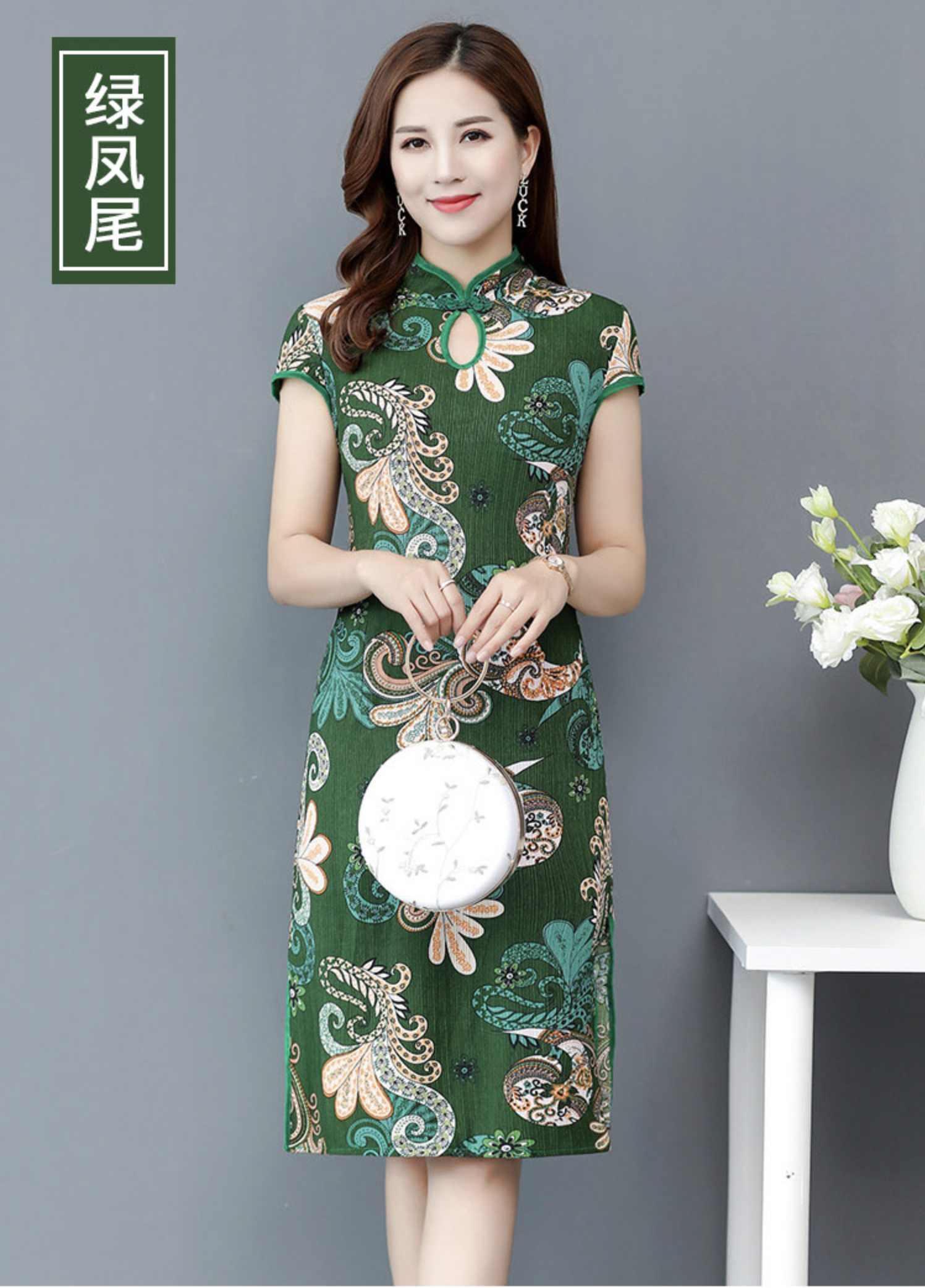 กี่เพ้าสั้น สีเขียวลายดอกใหญ่ รหัส RV 18 สินค้าพร้อมส่ง (ผ้ายืด สวมหัว)