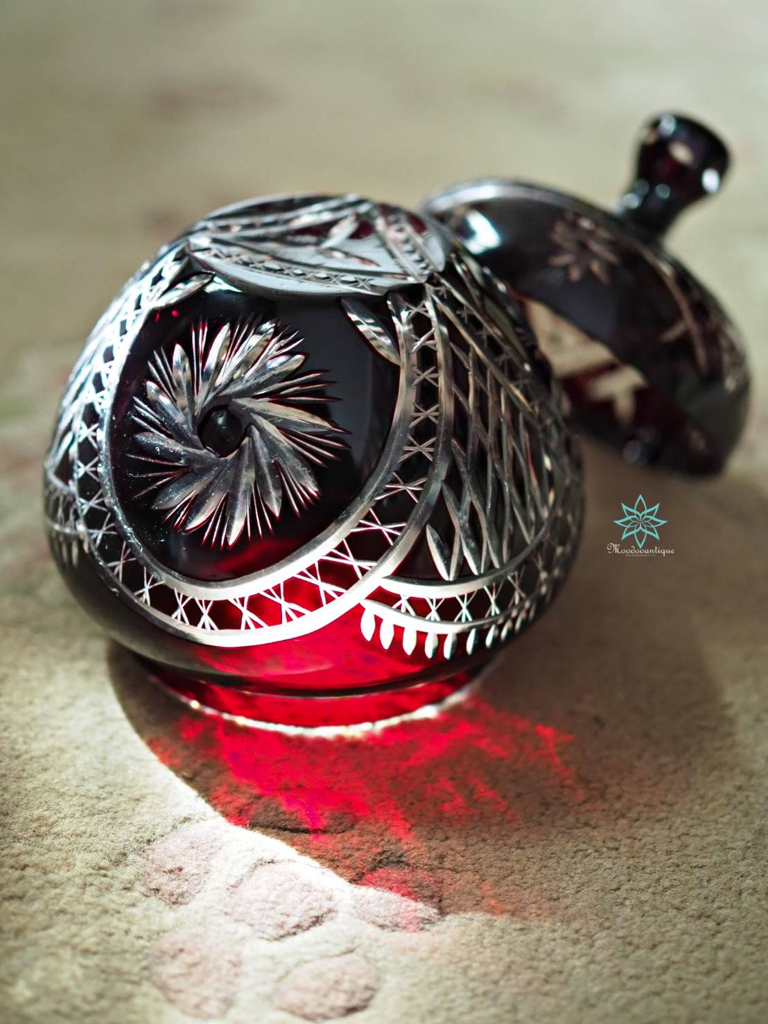 โถคริสตัล bohemian สีแดง