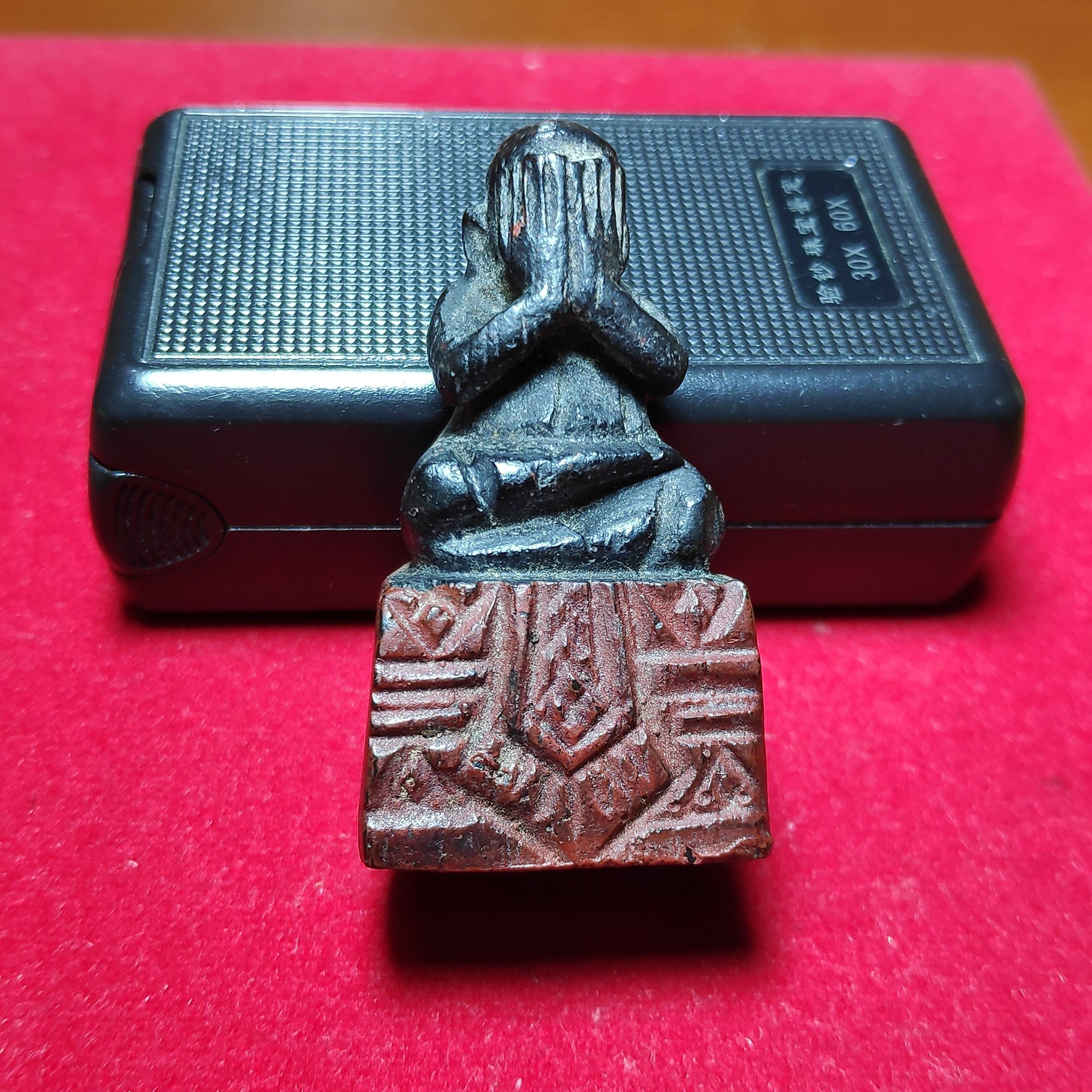 พระปิดตาไม้โพธิ์เเกะพิมพ์ฐานสูงหลวงปู่เอี่ยมวัดหนังก้นอุดชันโรง