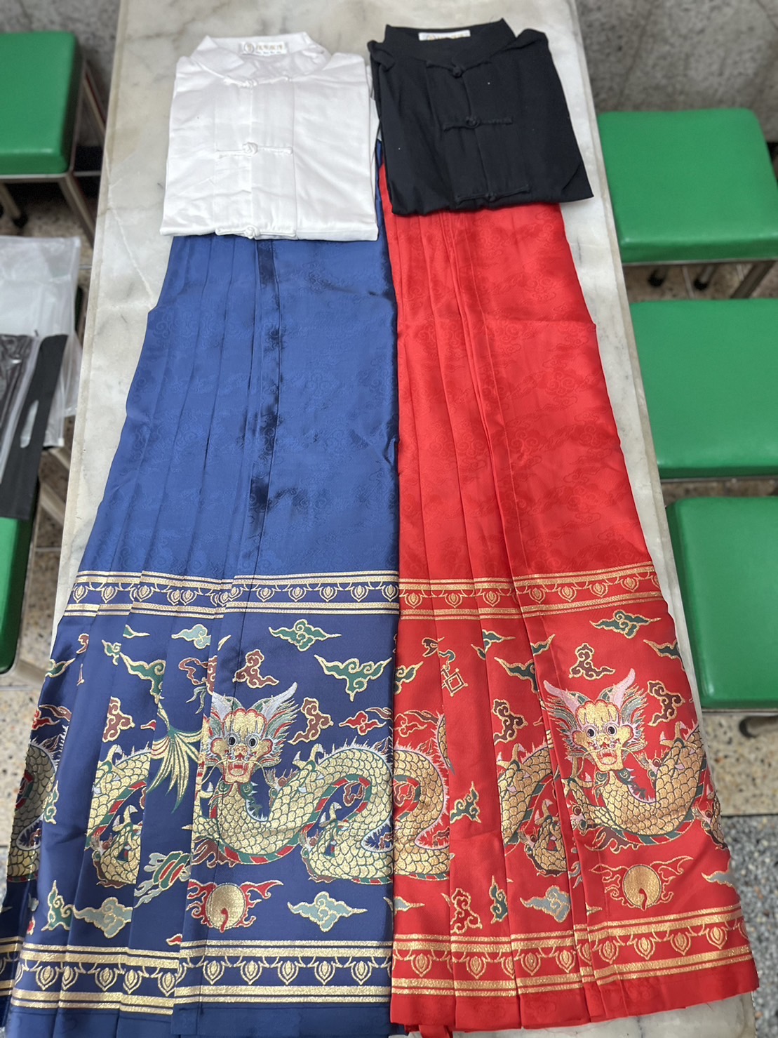 ชุดกระโปรงหม่าเมี่ยนยาว สีแดงลายมังกร สินค้าพร้อมส่ง