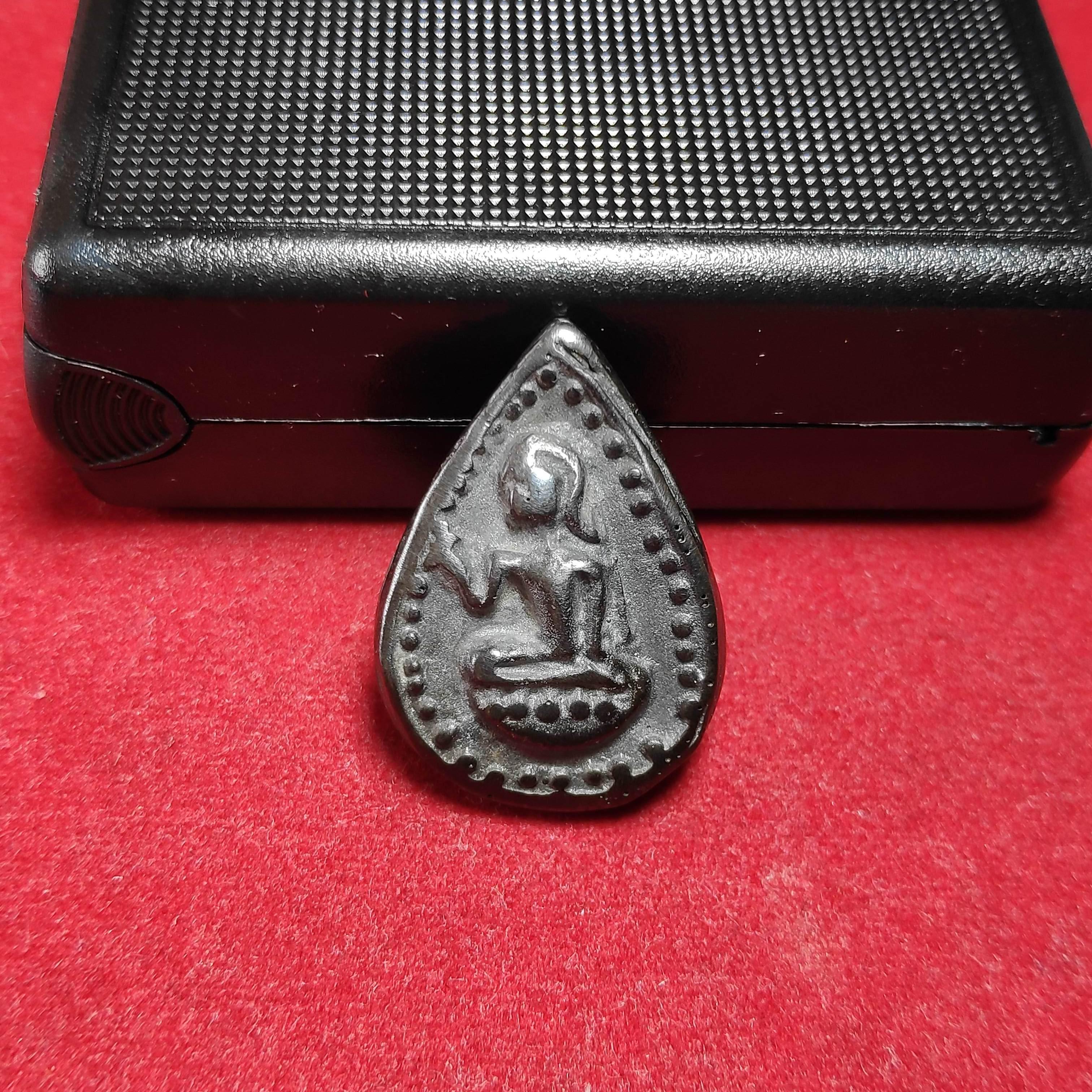 เหรียญหล่อนางกวักหลังยันต์หลวงปู่บุญวัดกลางบางเเก้วเนื้อเมฆพัตร