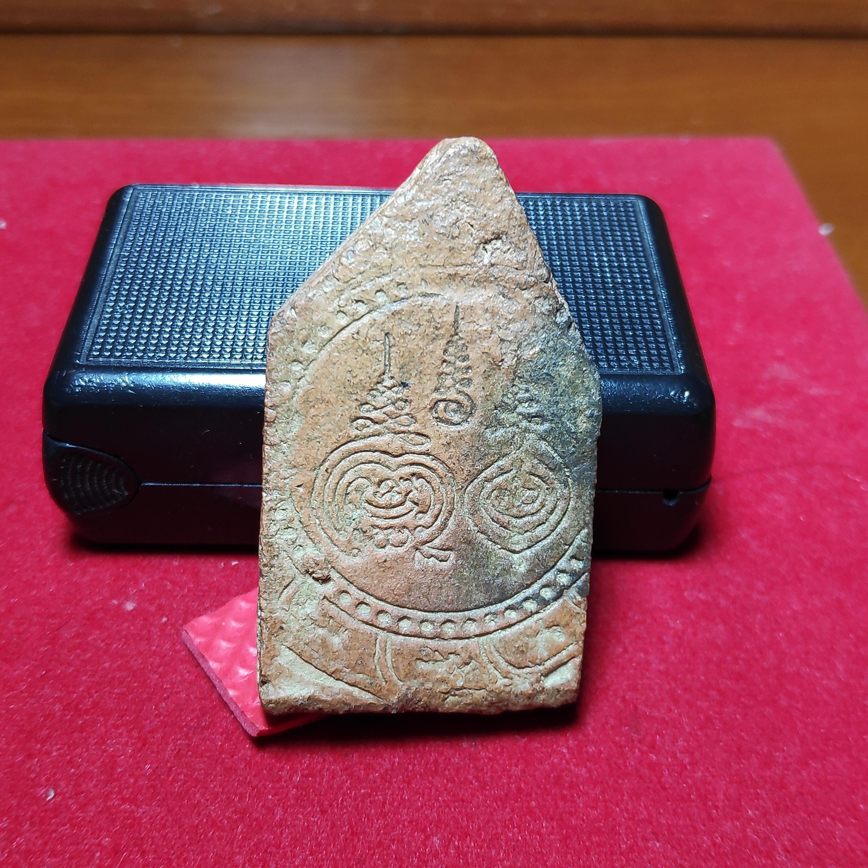 พระขุนแผนหลังยันต์พุฒซ้อนเนื้อดิน