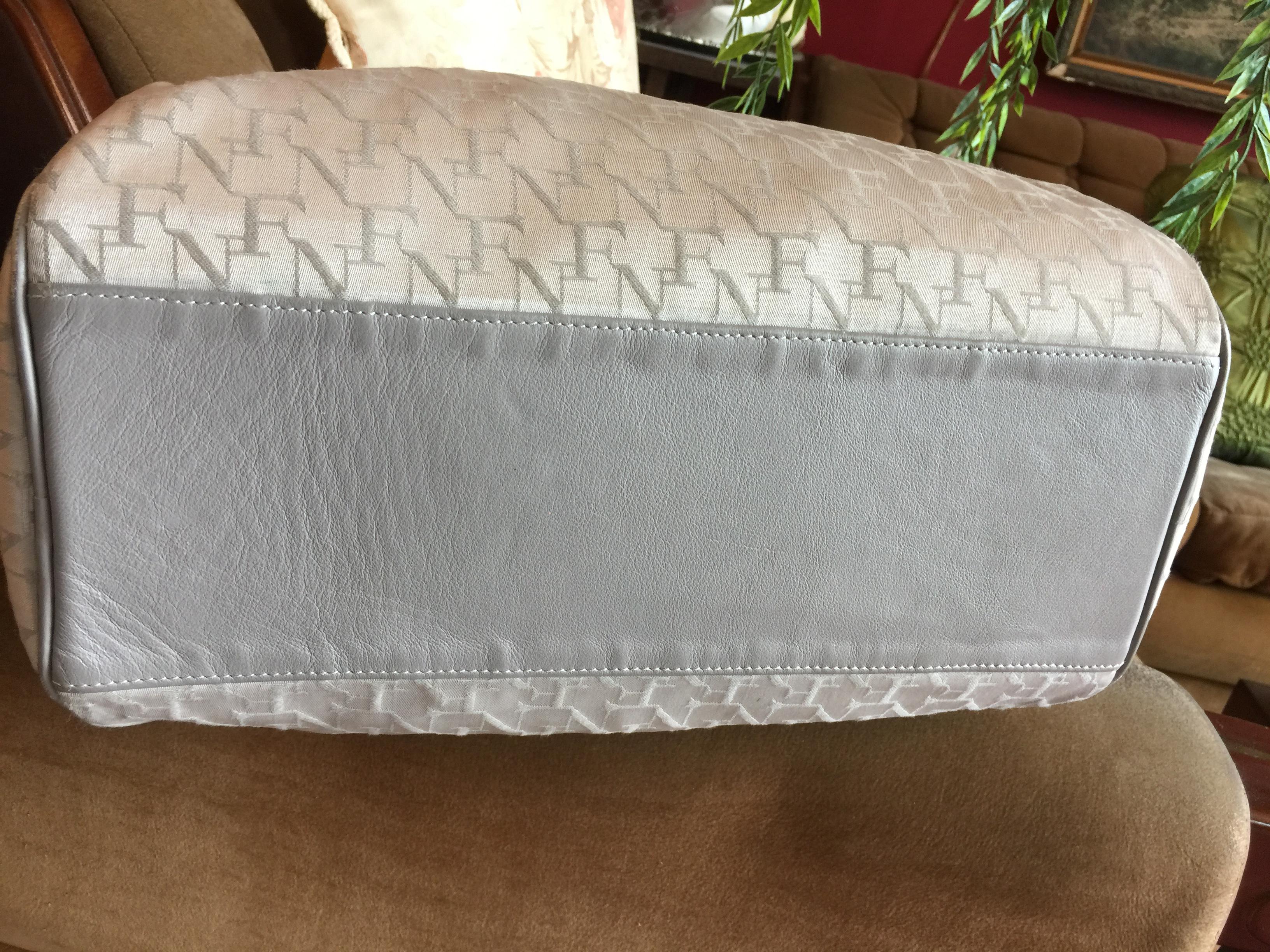 กระเป๋าถือ FLY NOW