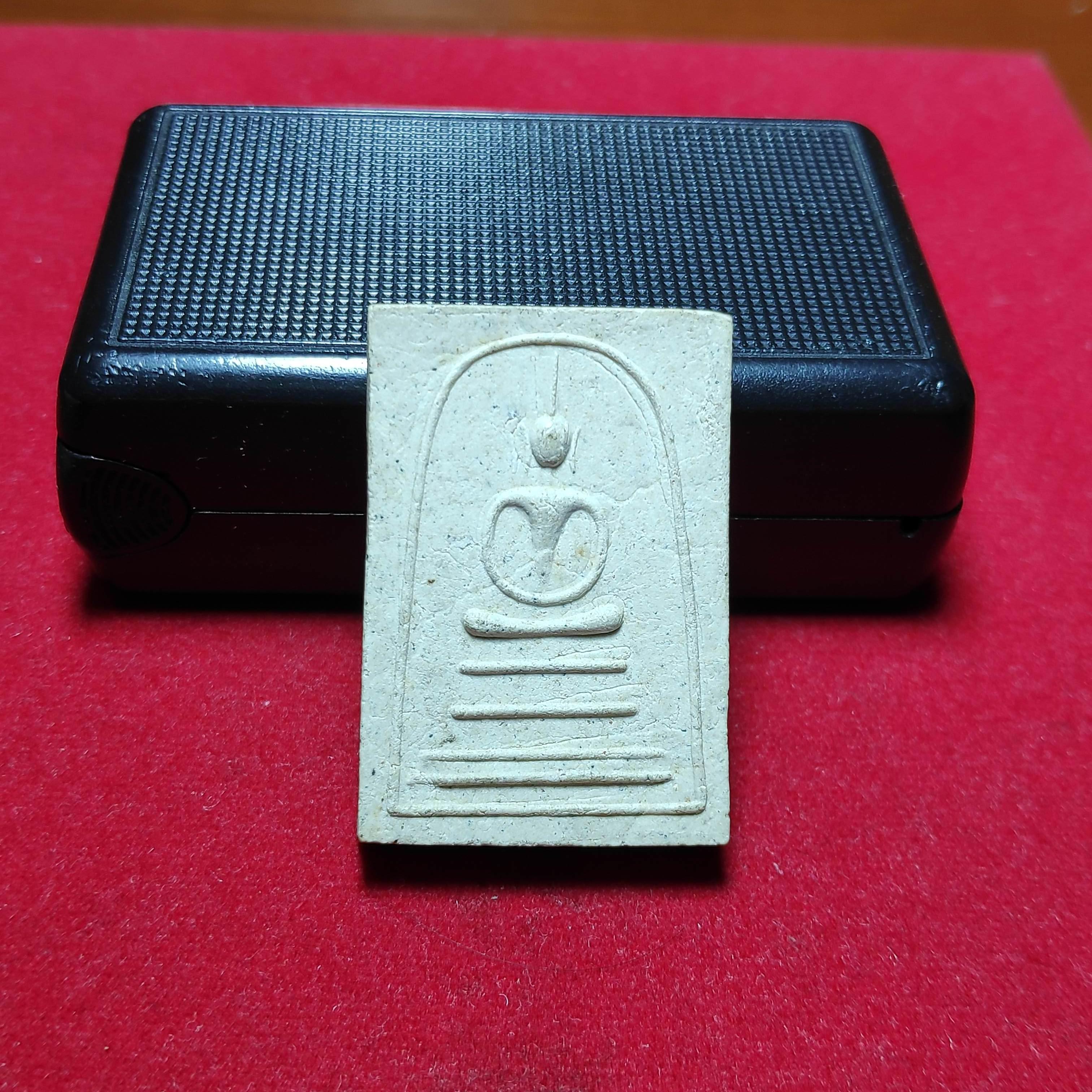 พระสมเด็จเนื้อผงหลังท้าวเวสสุวรรณพ่อท่านนวลวัดประดิษฐาราม