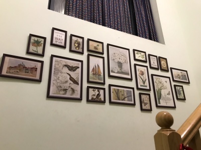 ชุดกรอบรูปติดผนัง Retro (Brown18) กรอบรูปไม้สีน้ำตาล 18 ชิ้น พร้อมภาพตามแบบและวัสดุติดตั้ง