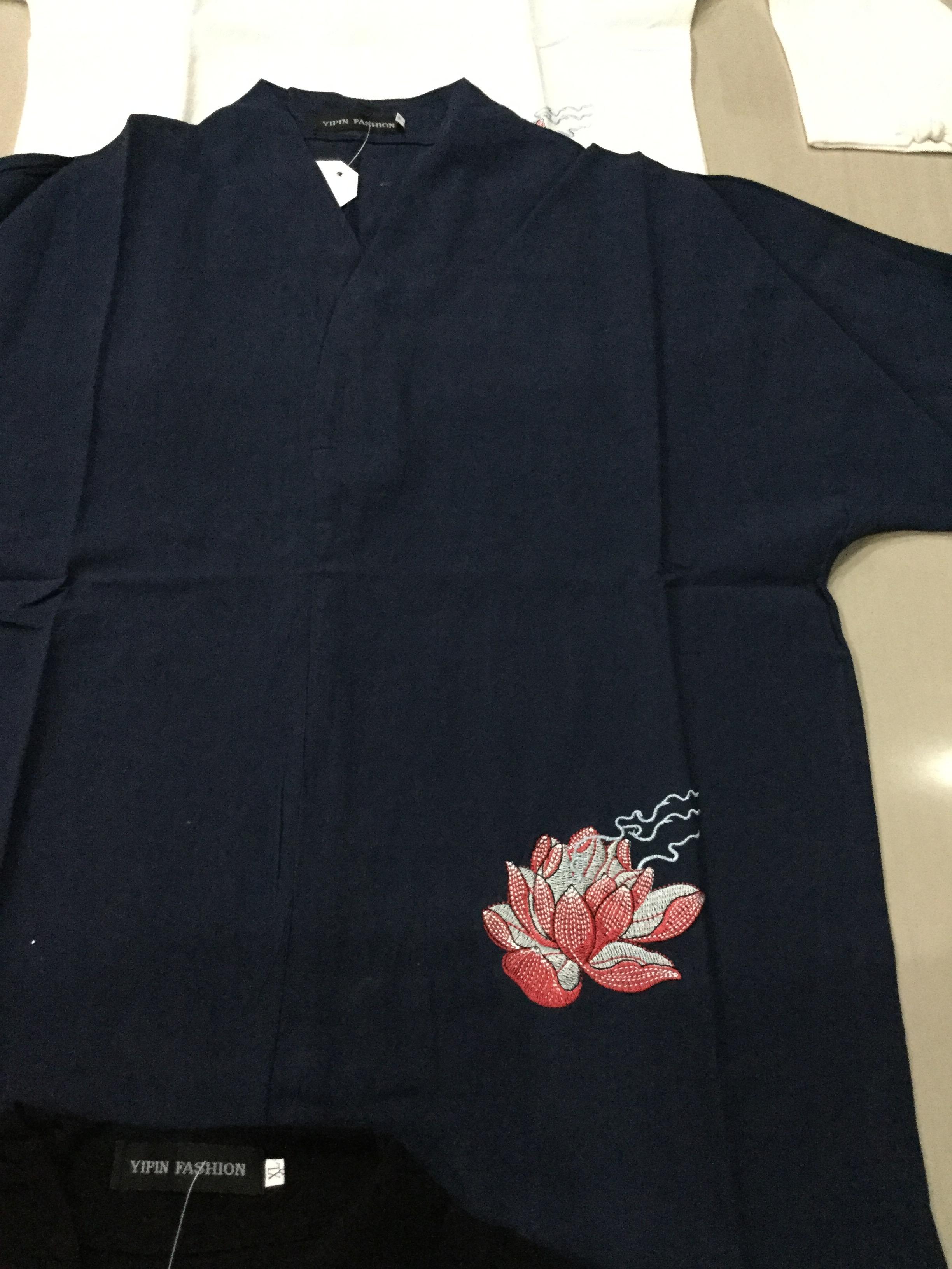 เสื้อจีนชายสีน้ำเงิน ผ้าลินิน คอวี ลายปักดอกบัว รหัส B76 สินค้าพร้อมส่ง