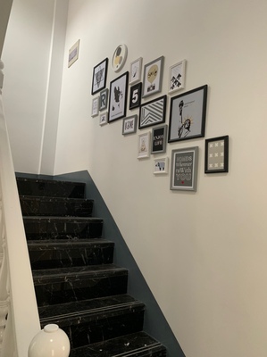 ชุดกรอบรูปติดผนังบันได Stairway18 (Dog) กรอบรูปไม้ 17 ชิ้นพร้อมภาพตามแบบ + รูปแคนวาส 1 ชิ้น และวัสดุติดตั้ง