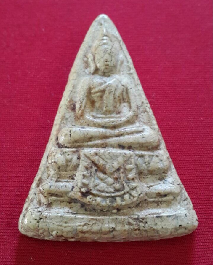 พระผงสามเหลี่ยมกรุวัดสามปลื้ม ก.ท.ม.