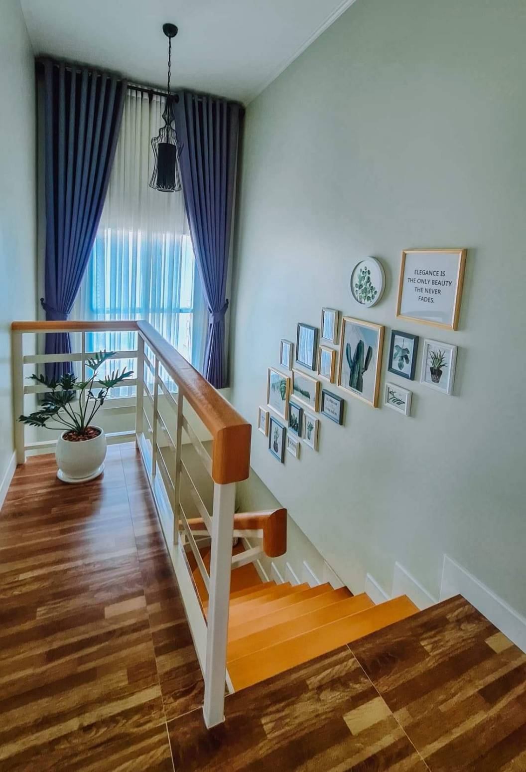 ชุดกรอบรูปติดผนังบันได Stairway18 (Fresh) กรอบรูปไม้ 17 ชิ้นพร้อมภาพตามแบบ + รูปแคนวาส 1 ชิ้น และวัสดุติดตั้ง