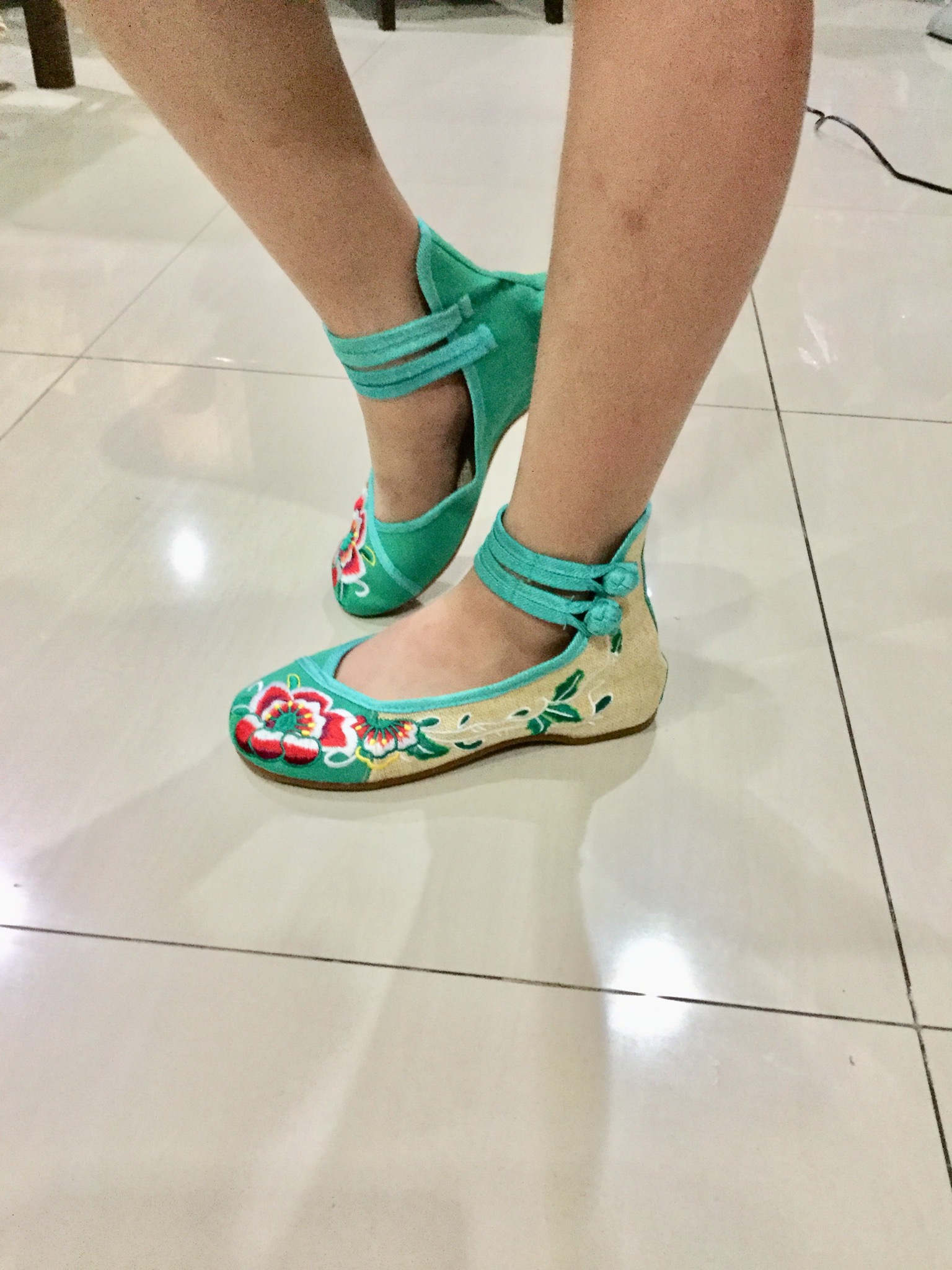 รองเท้าจีน สีเขียว สินค้าพร้อมส่ง