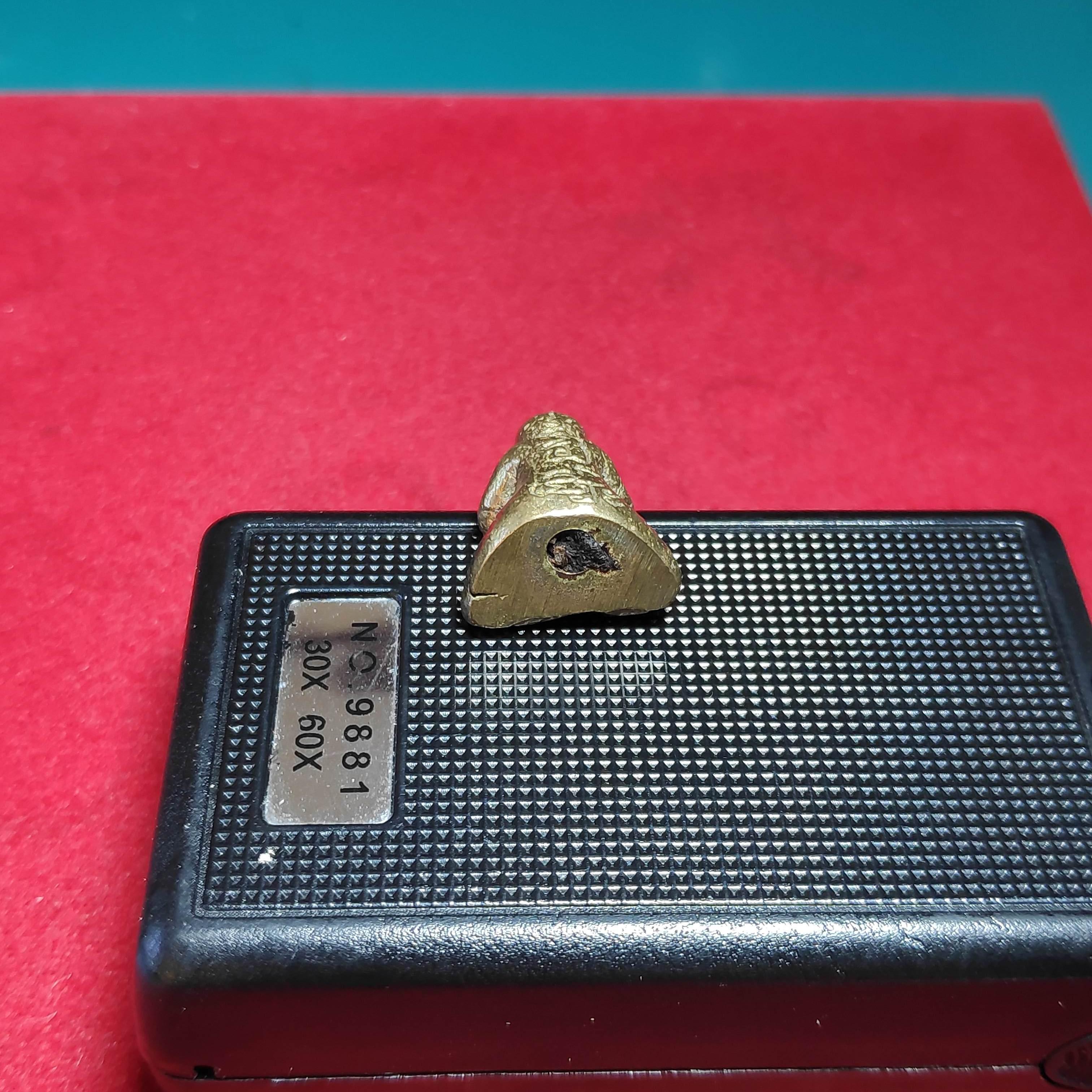 รูปหล่อพระปิดตาหลวงปู่หงษ์วัดเพชรบุรีก้นอุดผง จ.สุรินทร์