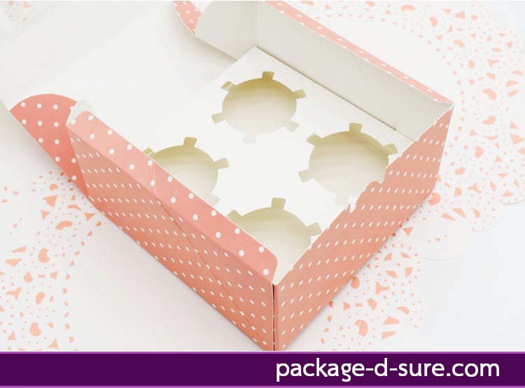 ราคาพิเศษ// กล่องสี่เหลี่ยมจัตุรัส คัพเค้ก 4 ชิ้น ฉลุใสคิตตี้ สีชมพูโอรส จุดขาว 16x16x8.5