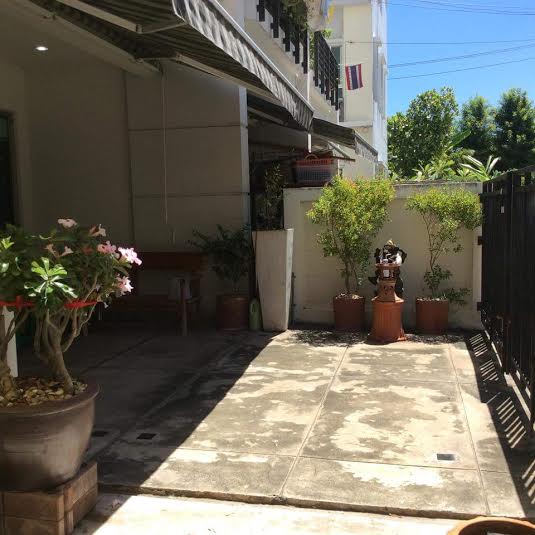 ขายทาวน์โฮม 3 ชั้น ม.กลางเมืองเกษตร-นวมินทร์ หลังมุม