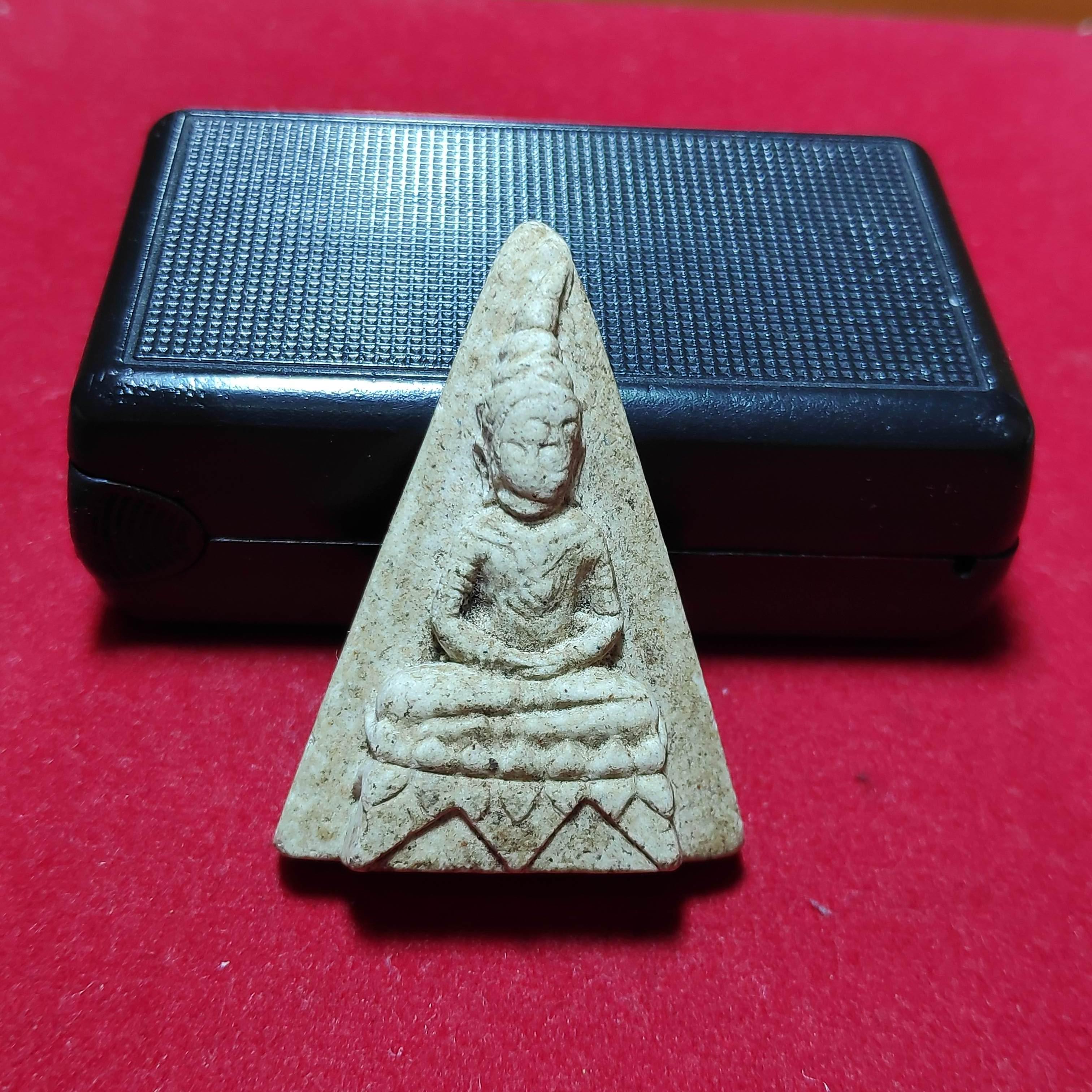 พระชัยพิมพ์สามเหลี่ยมหลังฝังตะกรุดเนื้อผง