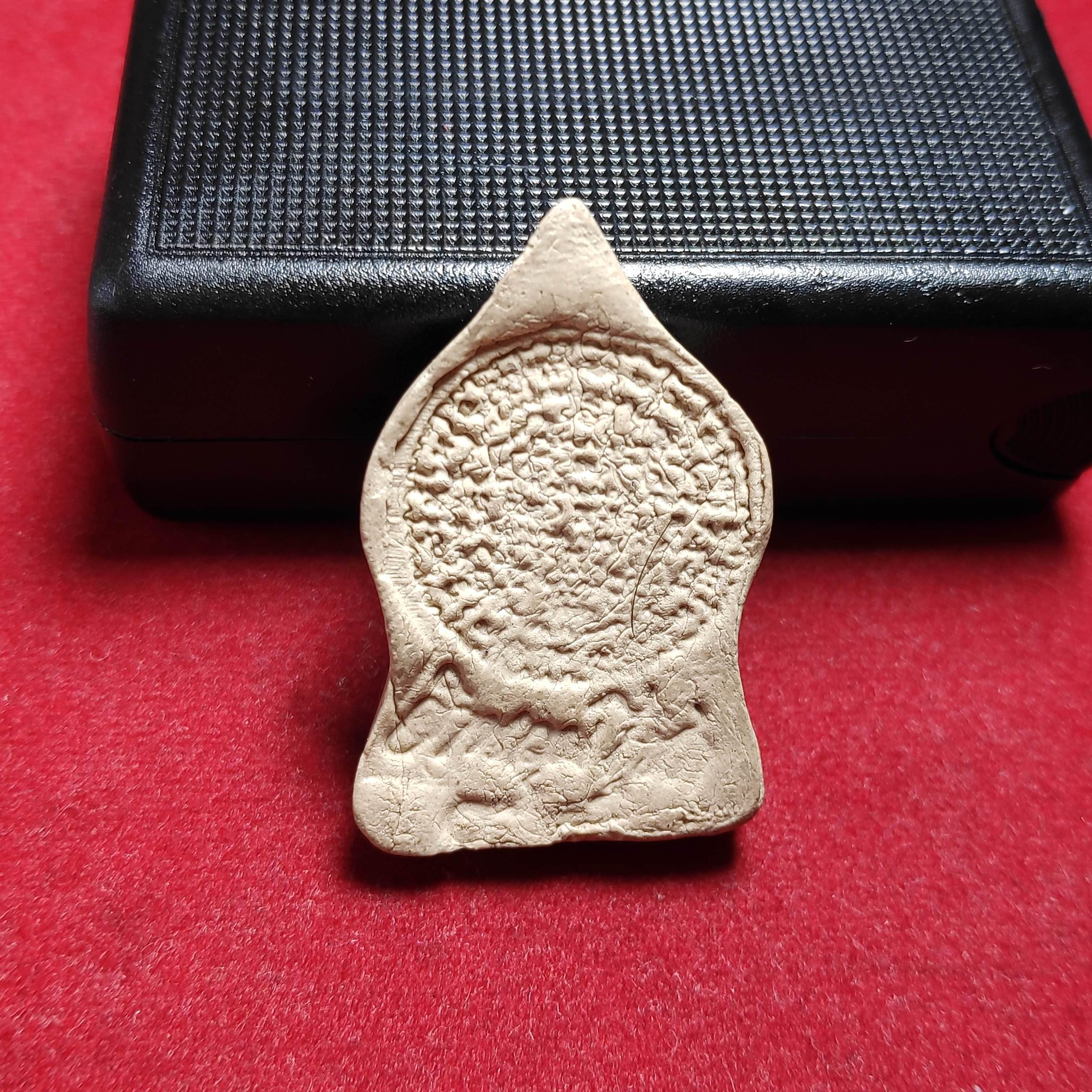 พระร่วงใบเสมาหลังยันต์ดวงหลวงพ่อบุญมีวัดเขาสมอคอนเนื้อผง