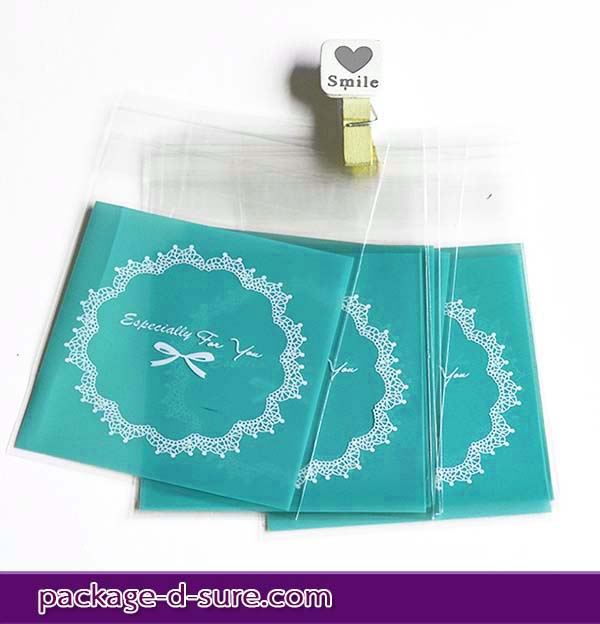 ล้างสต็อก//ถุงคุกกี้ แถบกาว 7x7 ลายโบว์ลูกใม้ พื้นหลังสีฟ้า แพ็ค 100 ใบ