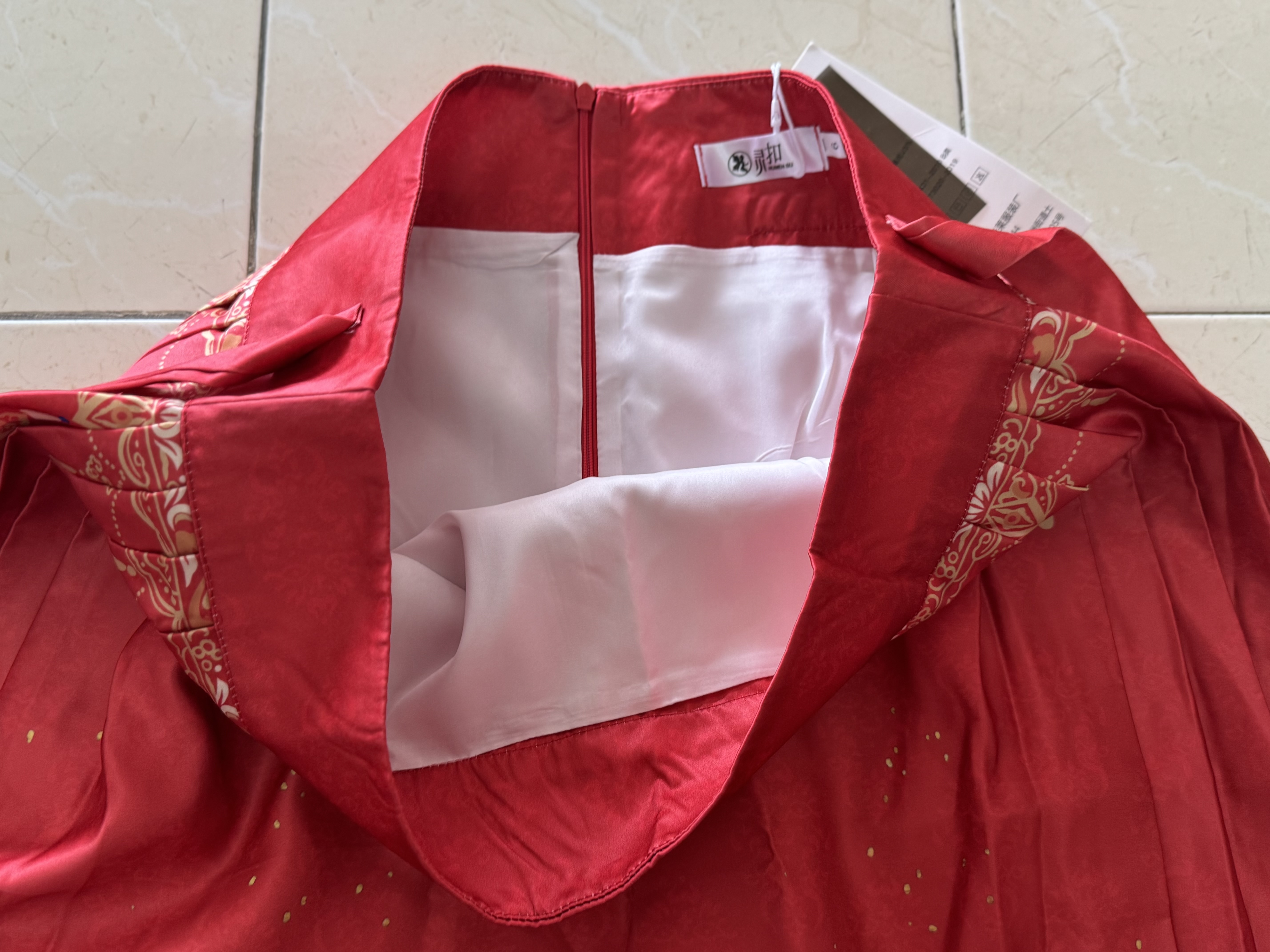 สินค้า กระโปรงหม่าเมี่ยนยาว สีแดง เอวซิป 37“ รหัส446