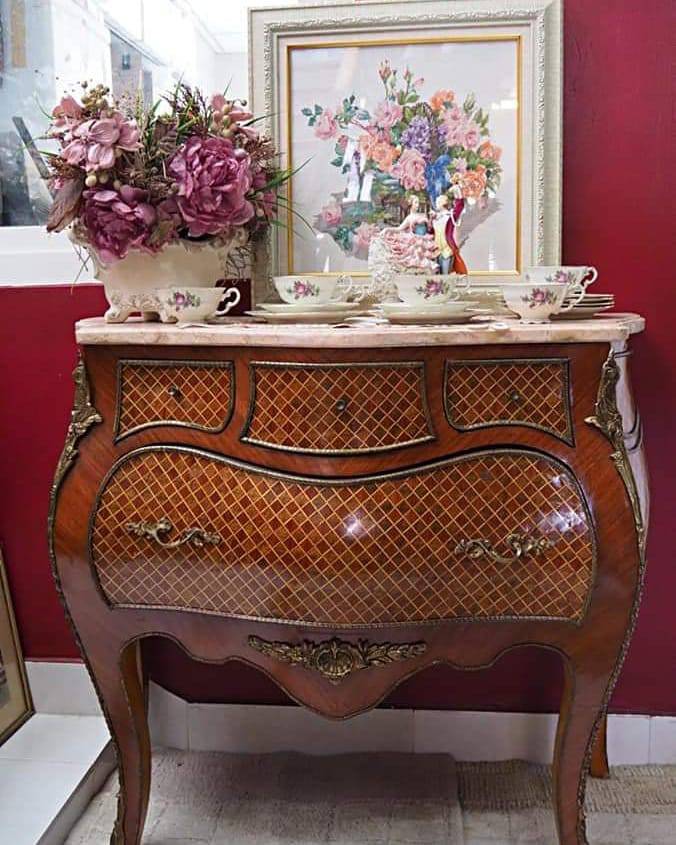 โต๊ะบอมบ์ขอบทองเหลือง