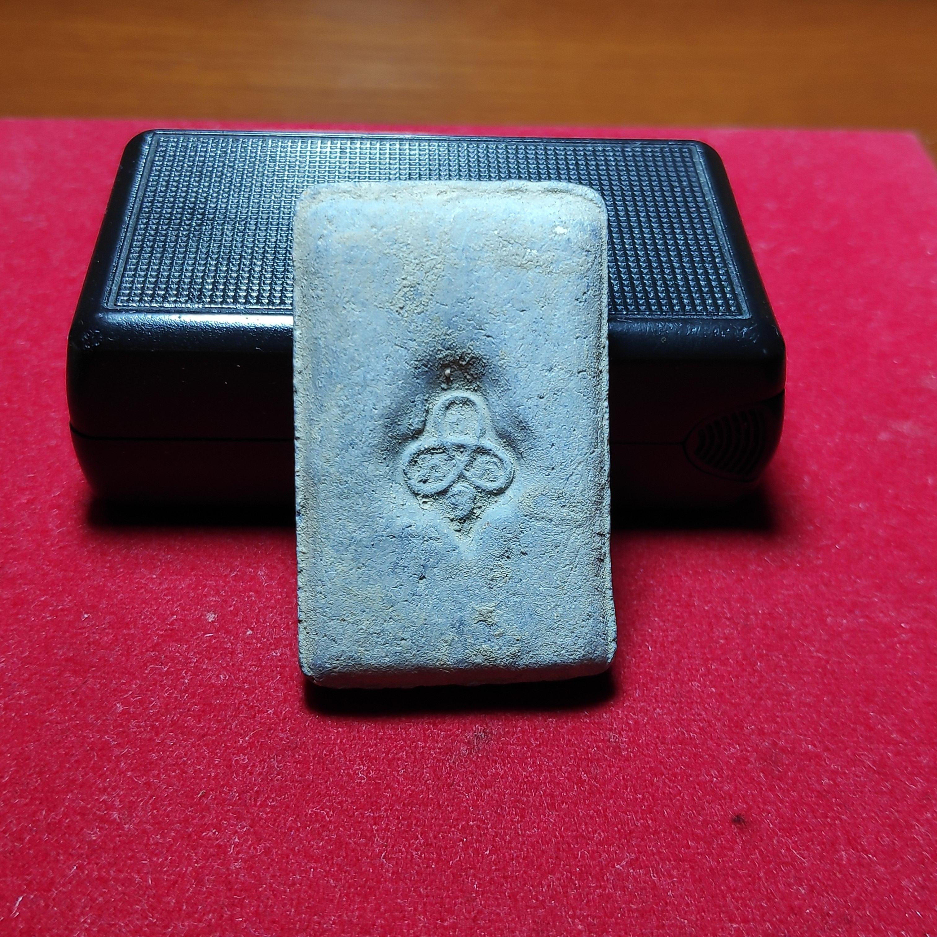 พระกรุวัดท้ายตลาดพิมพ์เเม่ธรณีบีบมวยผม