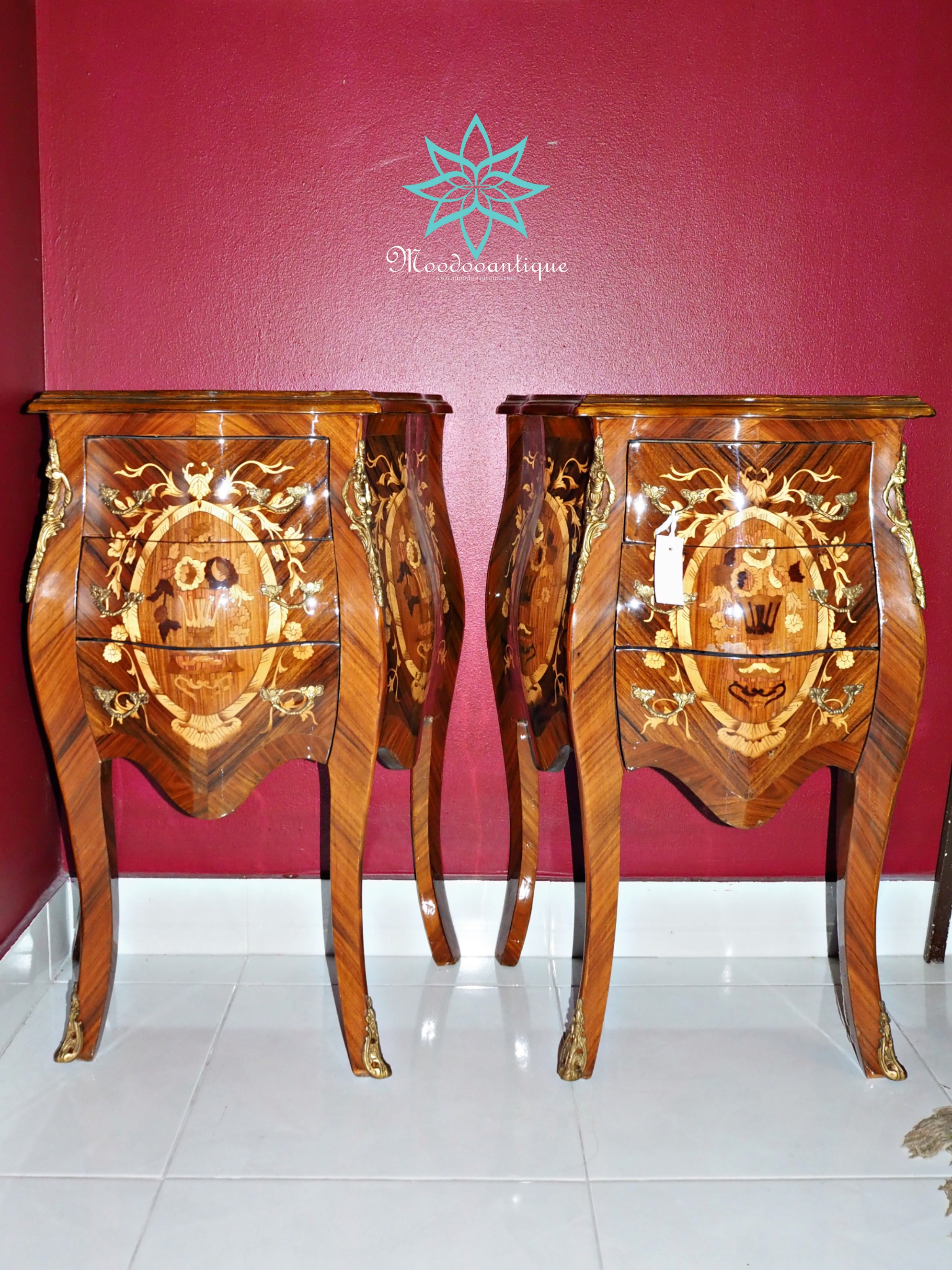 โต๊ะหัวเตียงคู่ ฝรั่งเศส