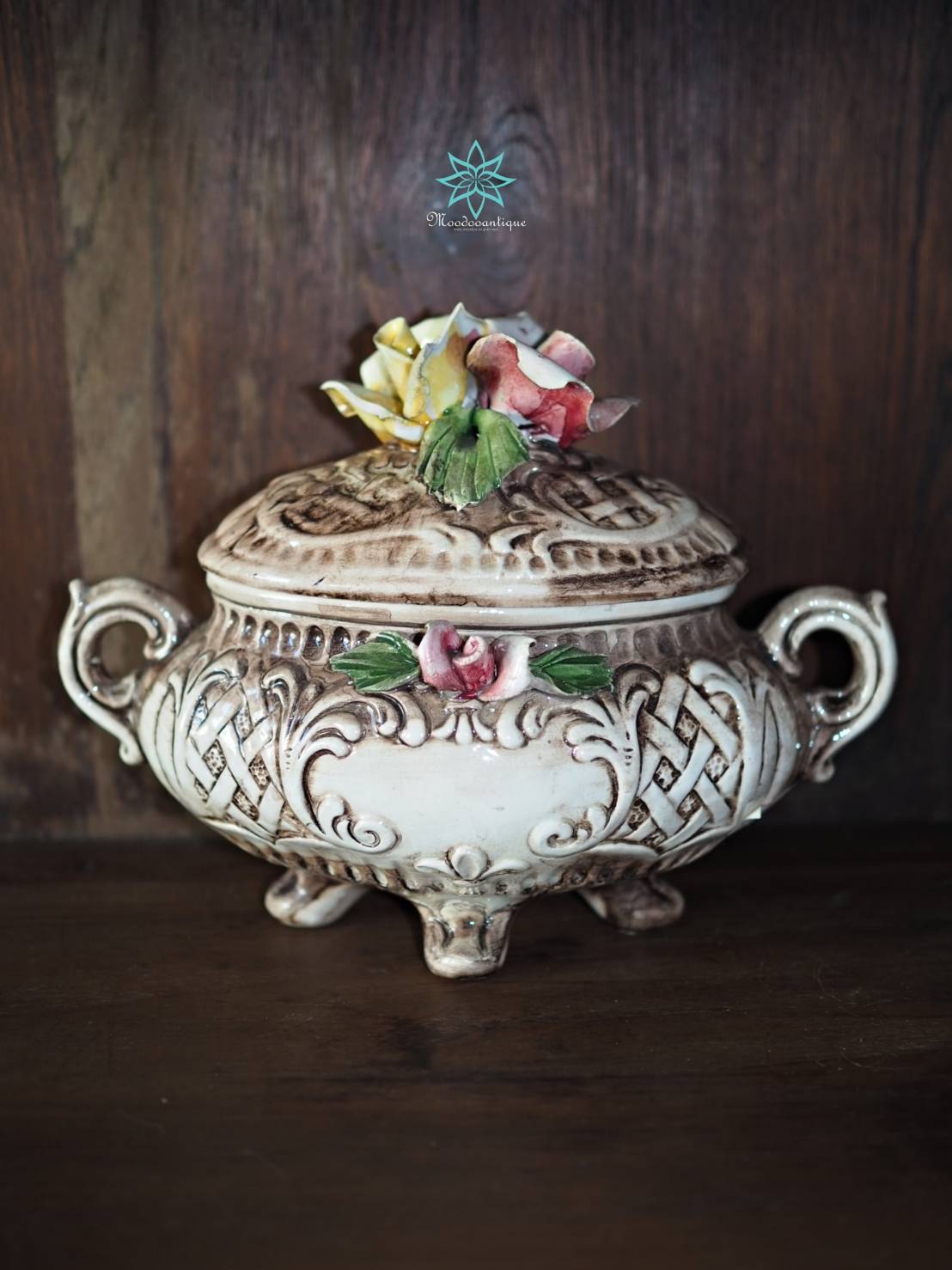 โถมีฝาปิด งานกระเบื้องดินเผาจากอิตาลี