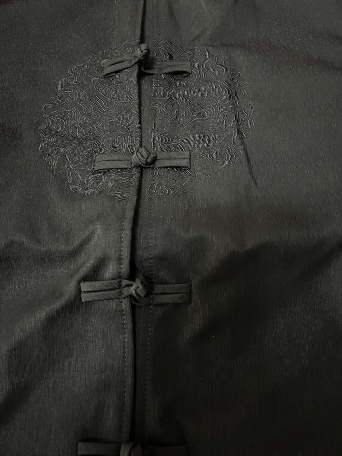 เสื้อจีนผู้ชายสวยๆๆสีดำ ผ้าโพลีเอสเตอร์ ลายปัก มีกระเป๋าซิป 2 ข้าง ผ้าเงา สวย สินค้าพร้อมส่ง