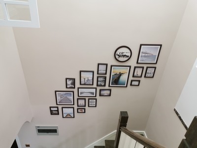 ชุดกรอบรูปติดผนังบันได Stairway18 (View) กรอบรูปไม้ 17 ชิ้นพร้อมภาพตามแบบ + รูปแคนวาส 1 ชิ้น และวัสดุติดตั้ง