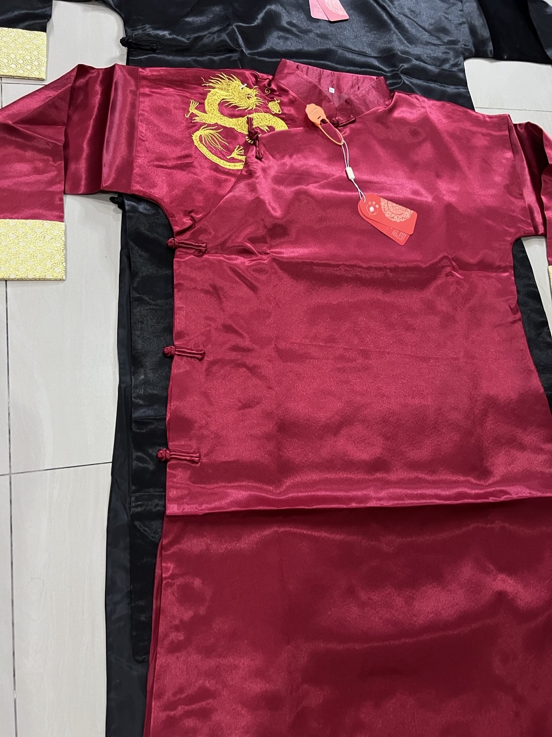 #ฉี่พ่าวแดง ลายปักมังกร ผ้าไหมจีน+โพลี รหัส FC 105