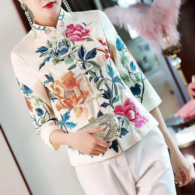 เสื้อสีขาวผ้าโพลีลายปัก กระดุมหน้า รหัส BB65 สินค้าพร้อมส่ง
