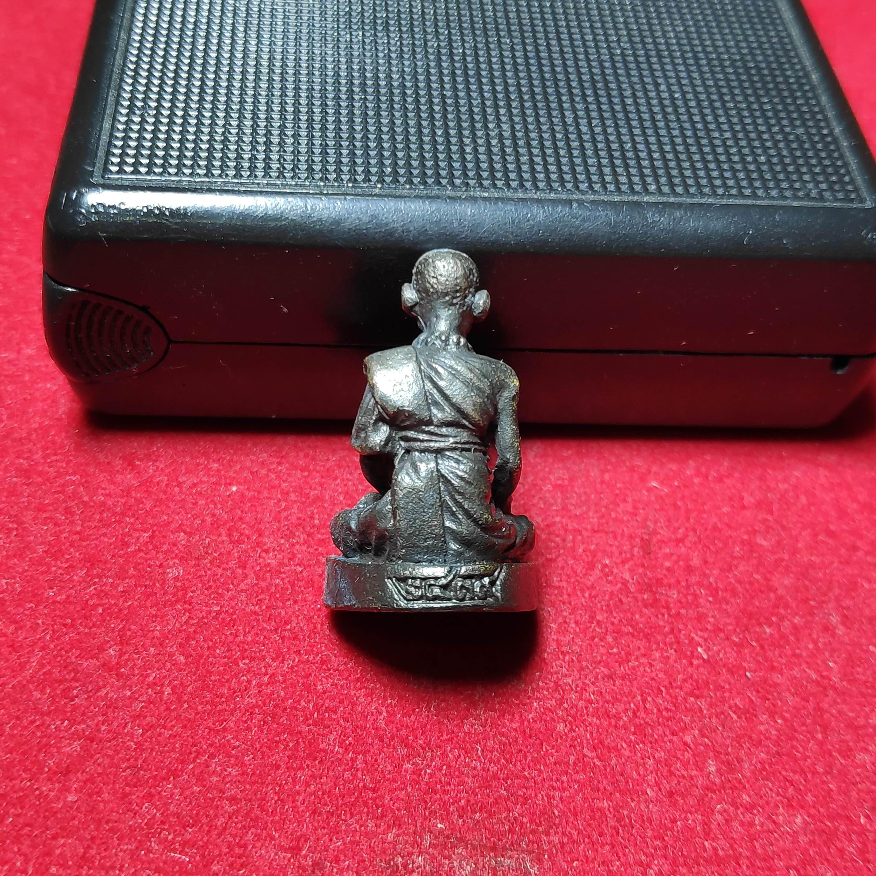 รูปหล่อรุ่นเเรกครูบาบุญชุ่มวัดพระธาตุดอนเรืองพิมพ์อุ้มน้ำเต้าปี2539