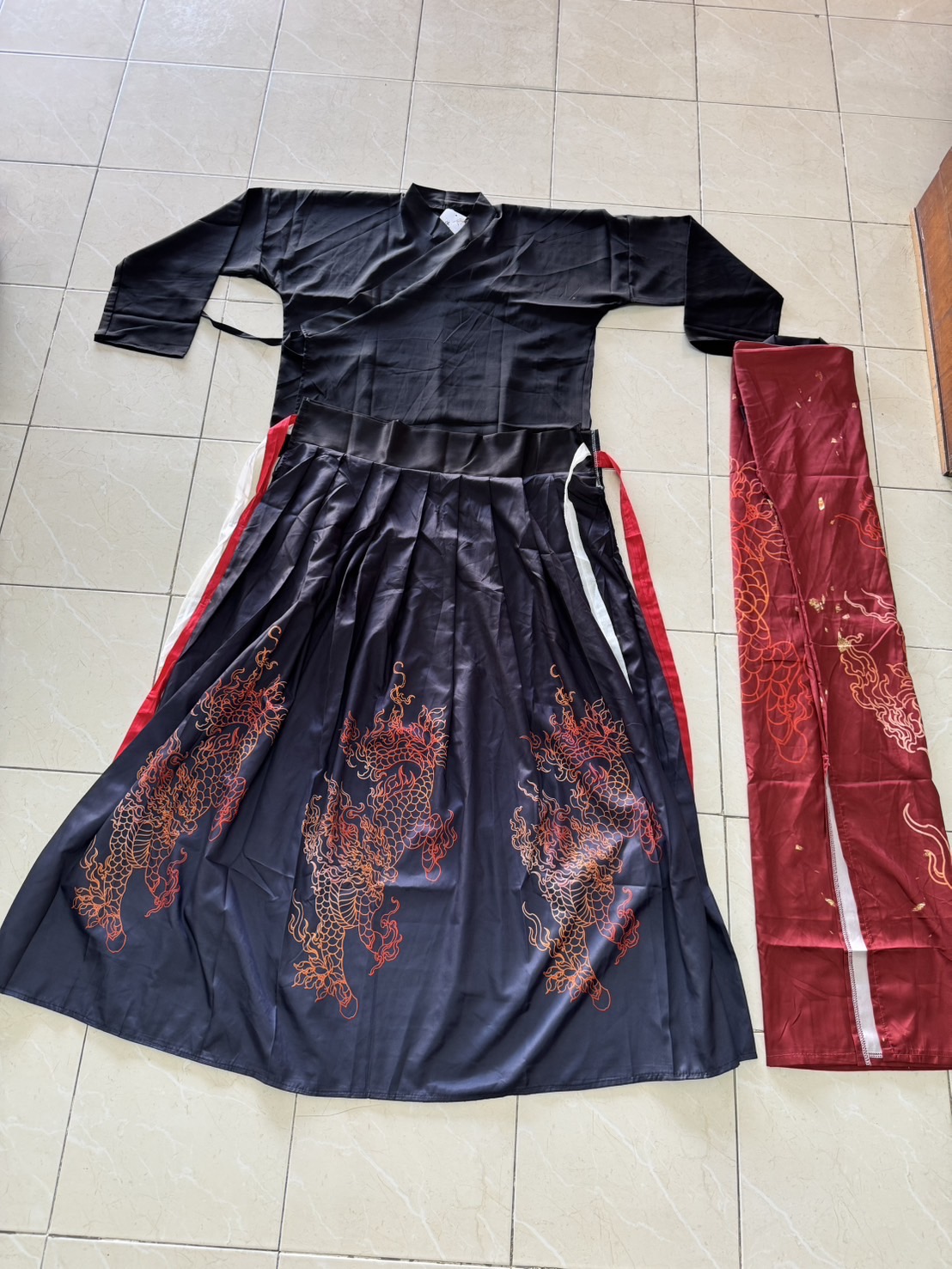 ชุดองค์ชายฮั่น สีแดง พร้อมส่ง รหัส 874 เสื้อดำ+ กระโปรง + เสื้อคลุม