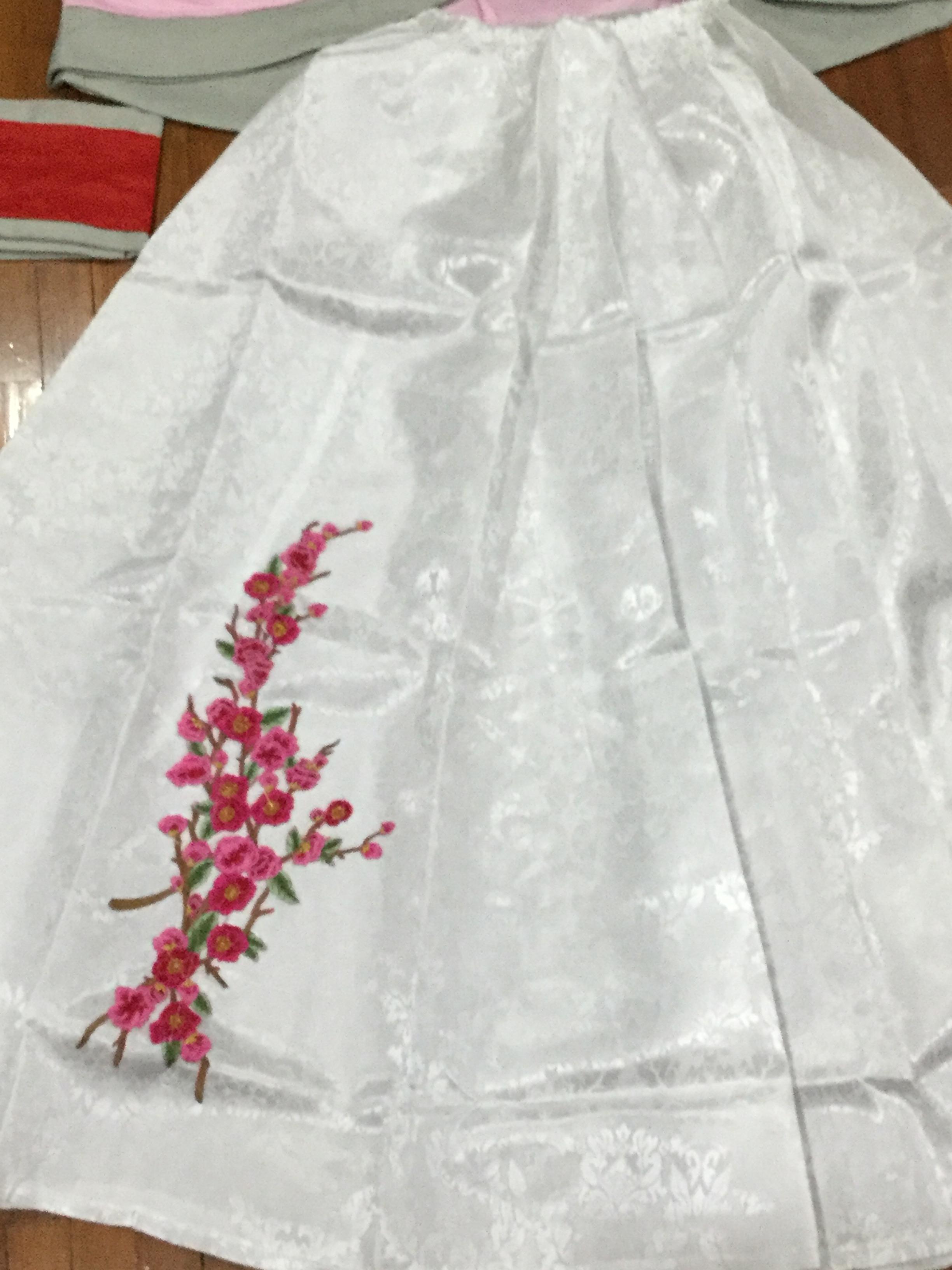 ชุดจีนสตรีฮั่นโบราณ สีขาว-ชมพู ลายปักดอกไม้ รหัส VP95 สินค้าพร้อมส่ง