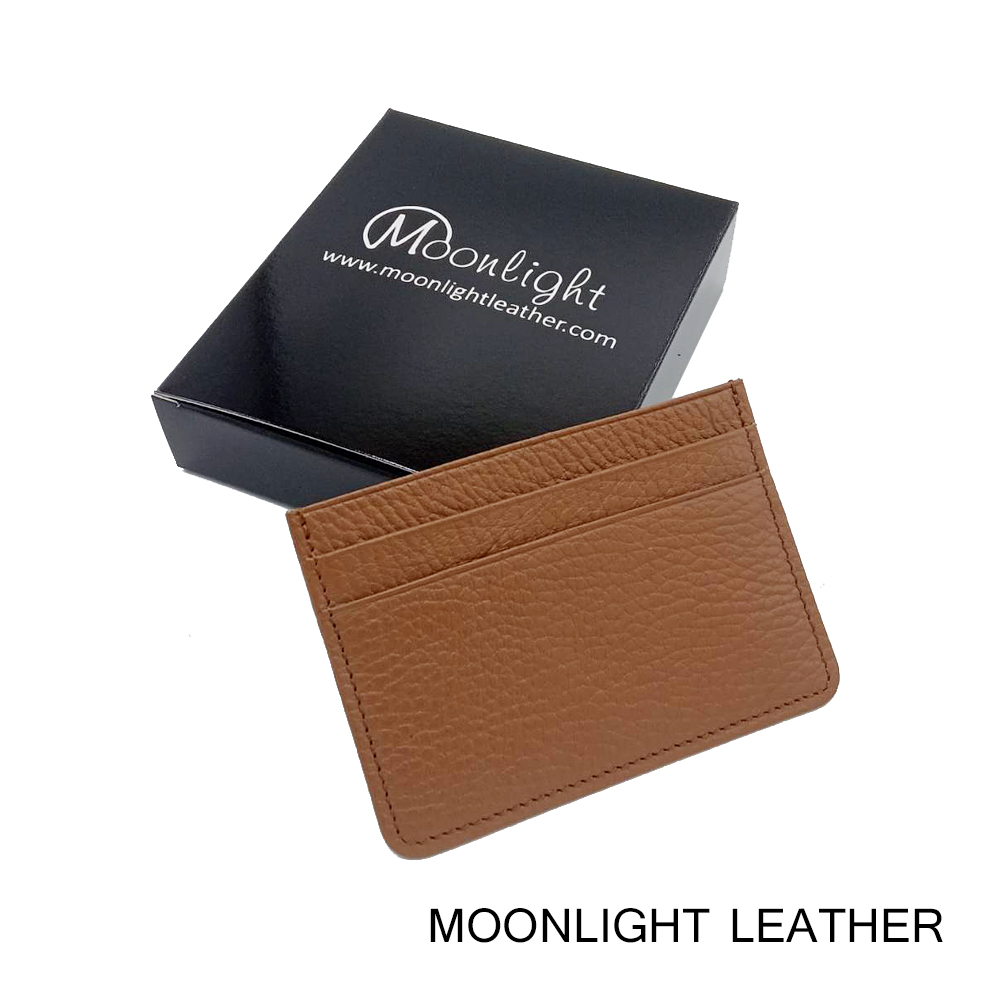 ซองการ์ดหนังแท้ Moonlight รุ่น Simply สีน้ำตาลอ่อน ทำจากหนังวัวแท้ นิ่มและนุ่มมาก เรียบ ทนทาน พกใส่กระเป๋าเสื้อได้ มีกล่องให้
