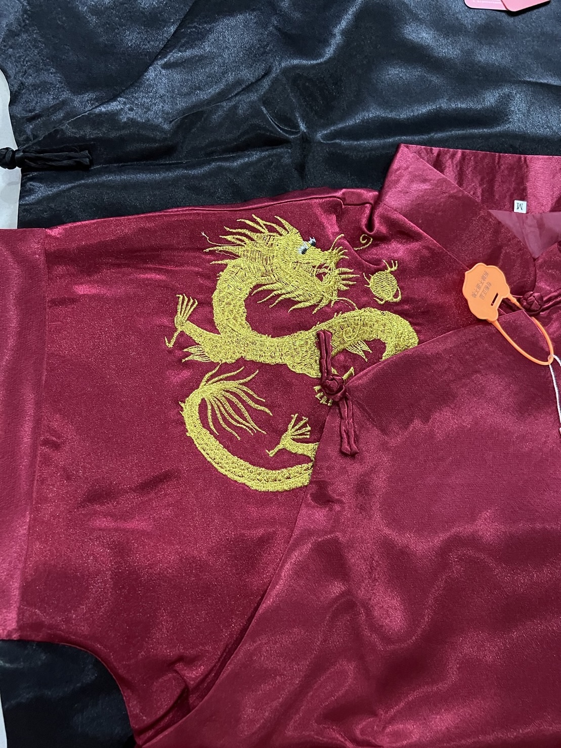 #ฉี่พ่าวแดง ลายปักมังกร ผ้าไหมจีน+โพลี รหัส FC 105
