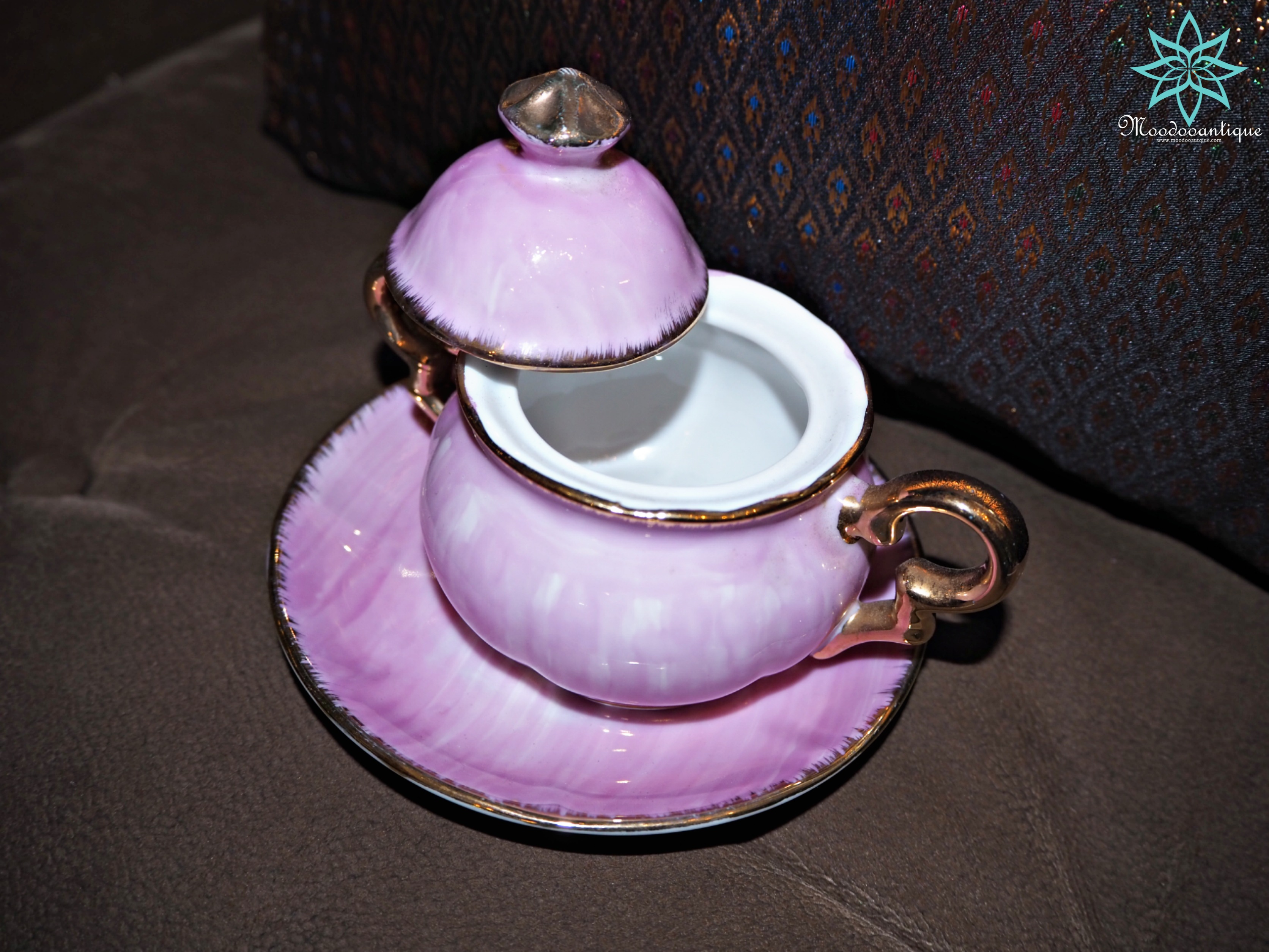 โถน้ำตาลชมพูอมม่วง