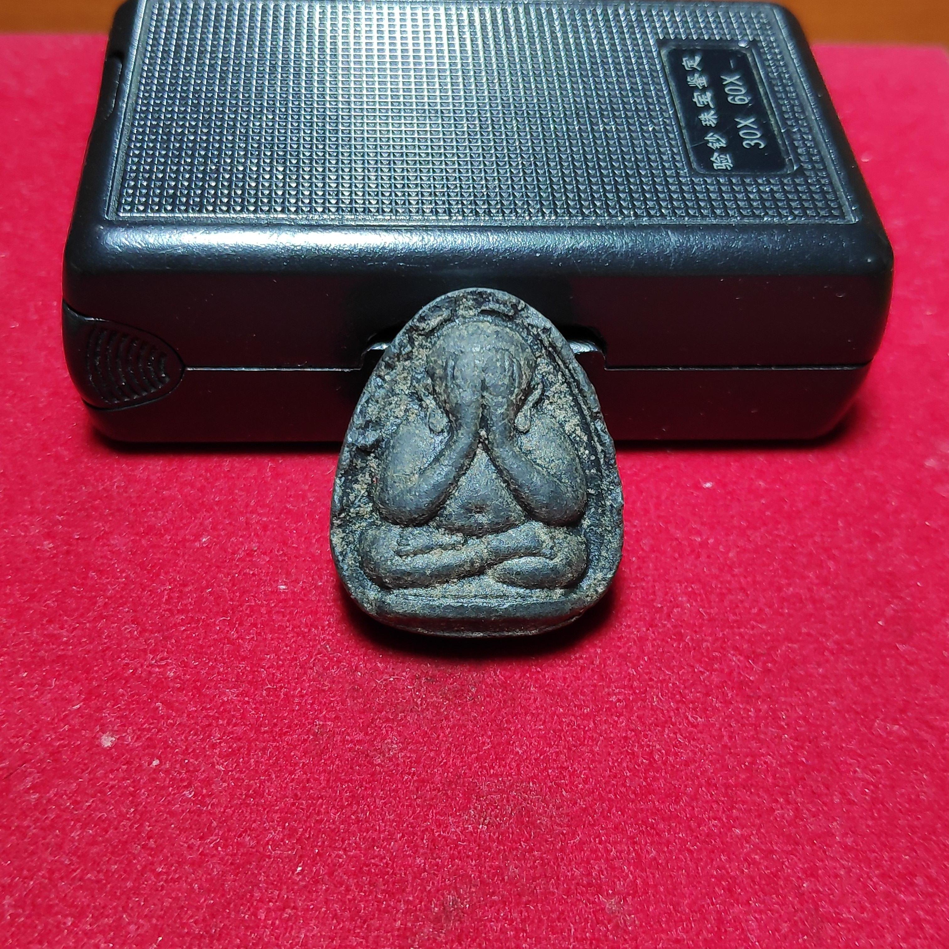 พระปิดตาหลวงปู่ทิมวัดพระขาวหลังยันต์ใบพัดเนื้อผงใบลาน