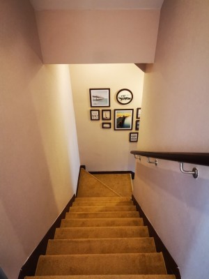 ชุดกรอบรูปติดผนังบันได Stairway18 (View) กรอบรูปไม้ 17 ชิ้นพร้อมภาพตามแบบ + รูปแคนวาส 1 ชิ้น และวัสดุติดตั้ง