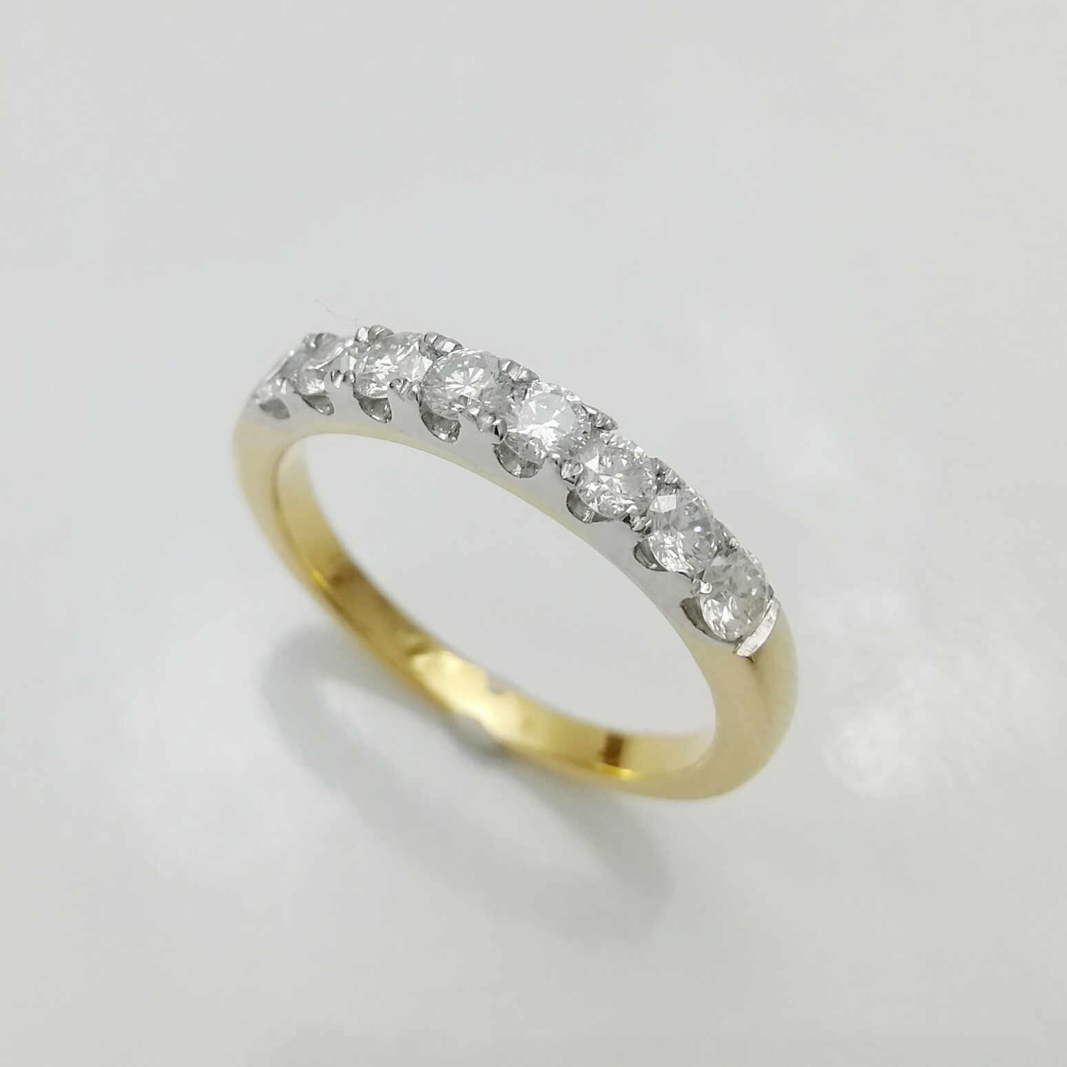 แหวนเพชรแถวเรียงน้ำหนักรวม 0.40 cts