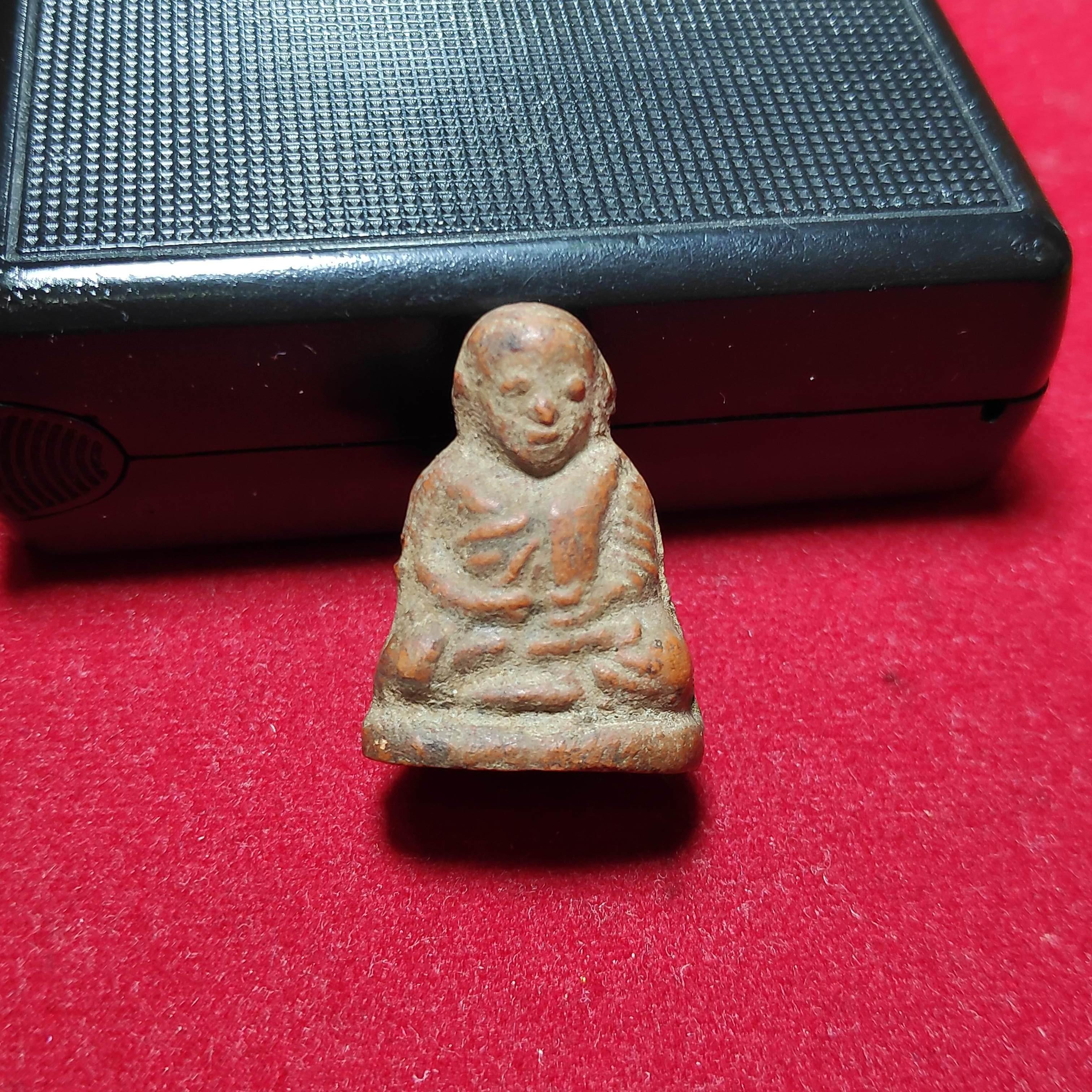 รูปหล่อหลวงพ่อเงินวัดบางคลานกรุวัดห้วยเขนเนื้อดิน