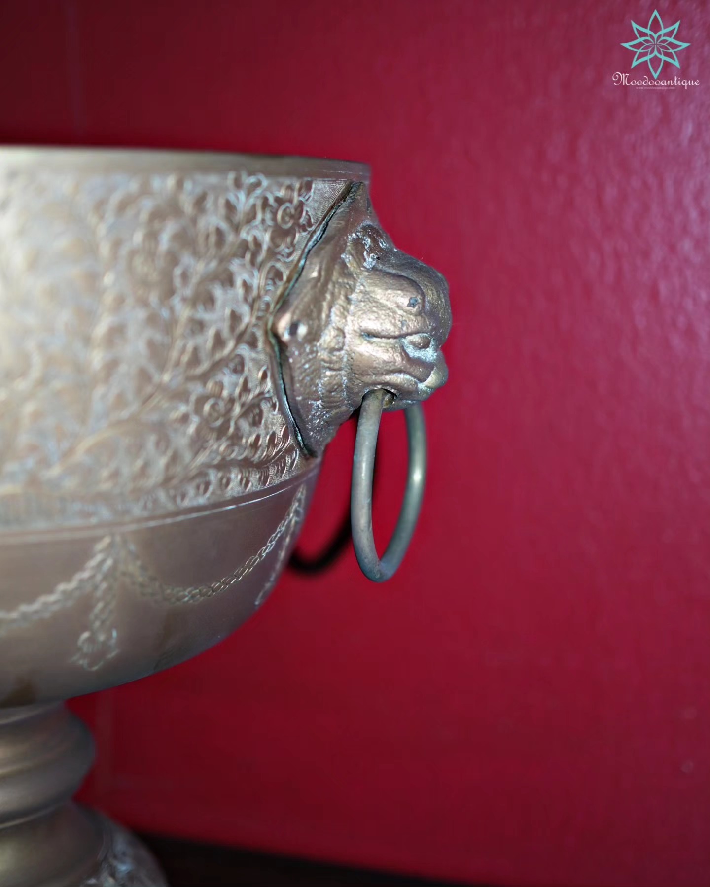 ขันทองเหลืองหูสิงห์ตอกลาย