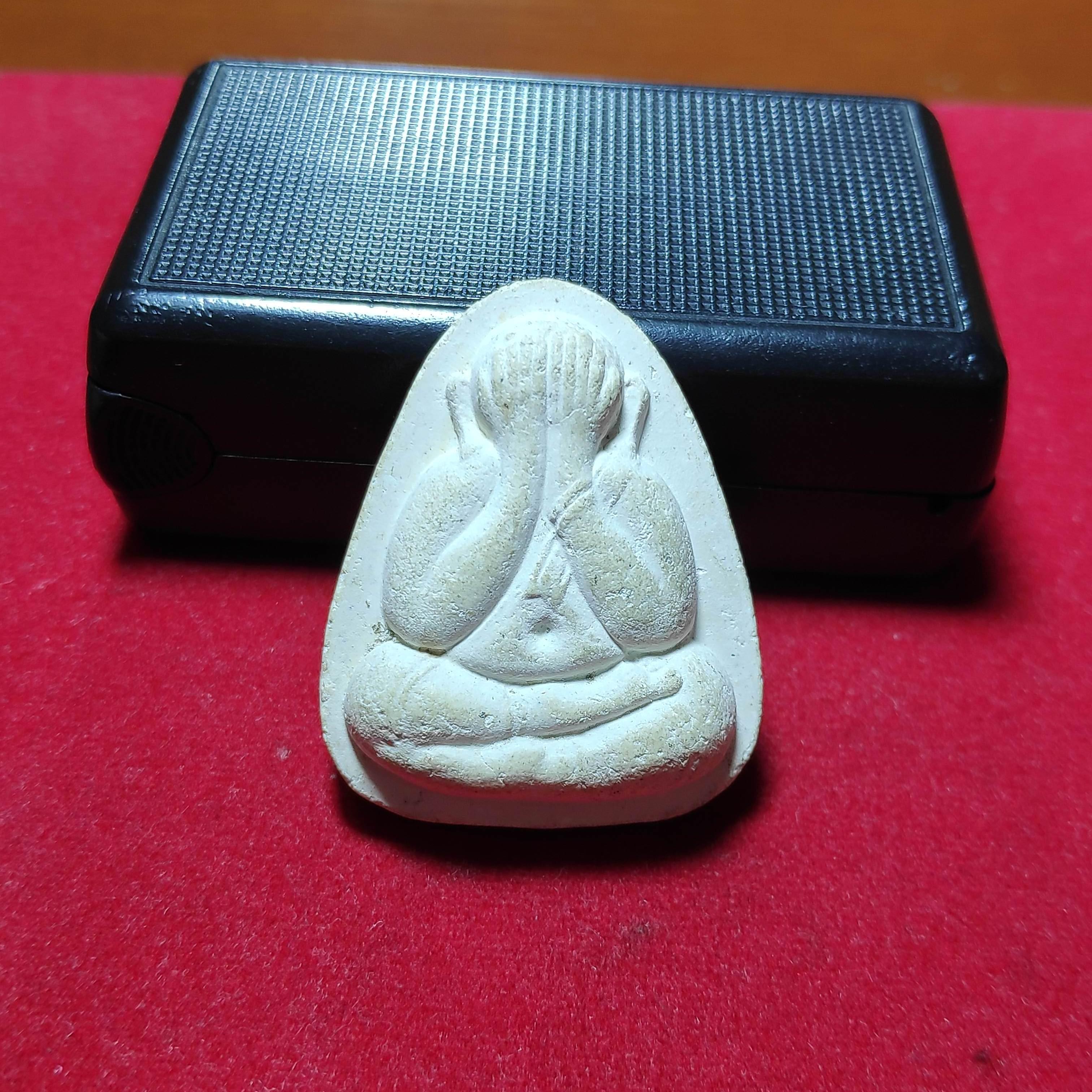 พระปิดตาเนื้อผงหลวงปู่หลิววัดไร่เเตงทองรุ่นเสาร์5ปี2536