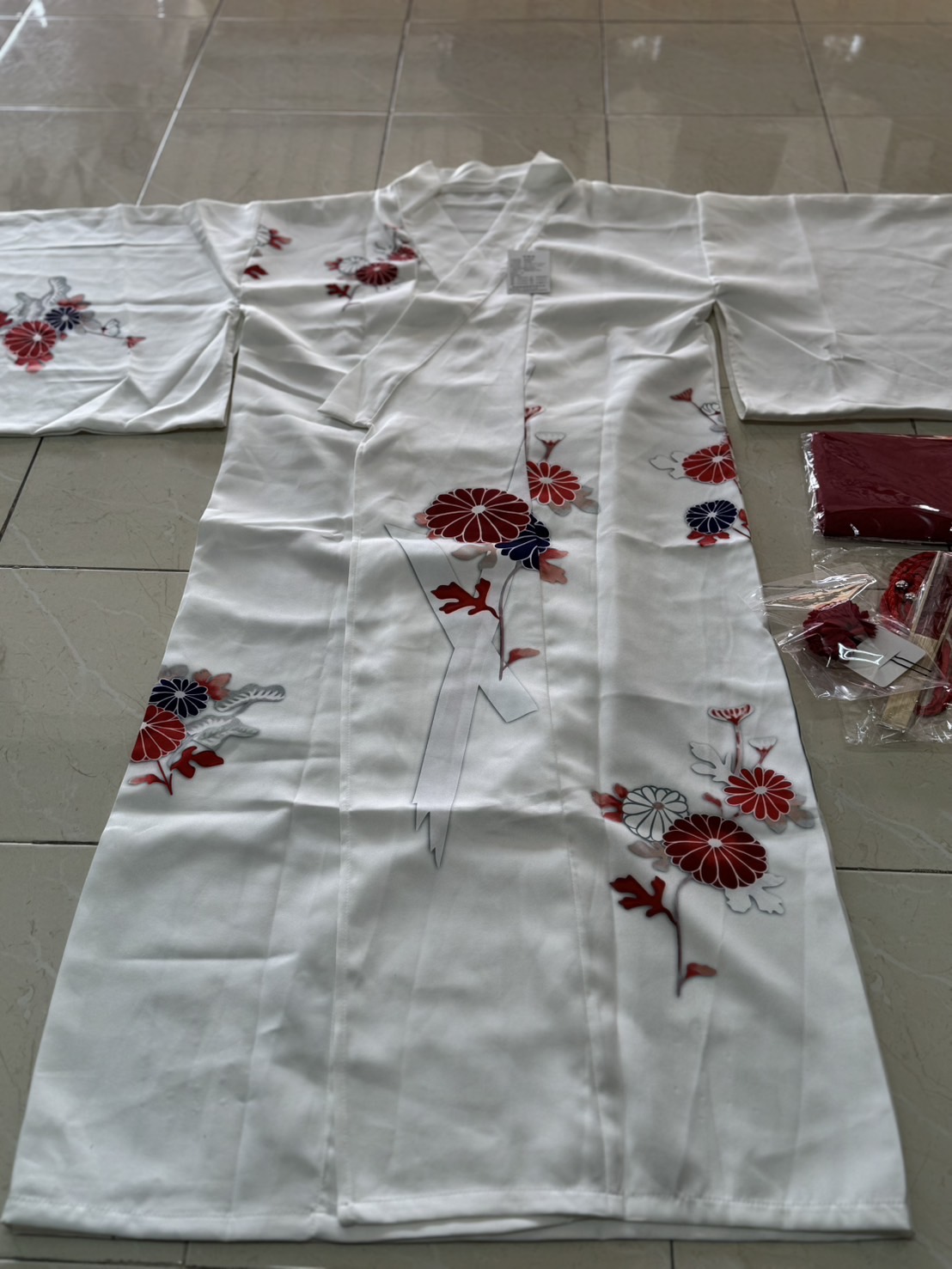 #กิโมโน สีขาวลายดอกแดง